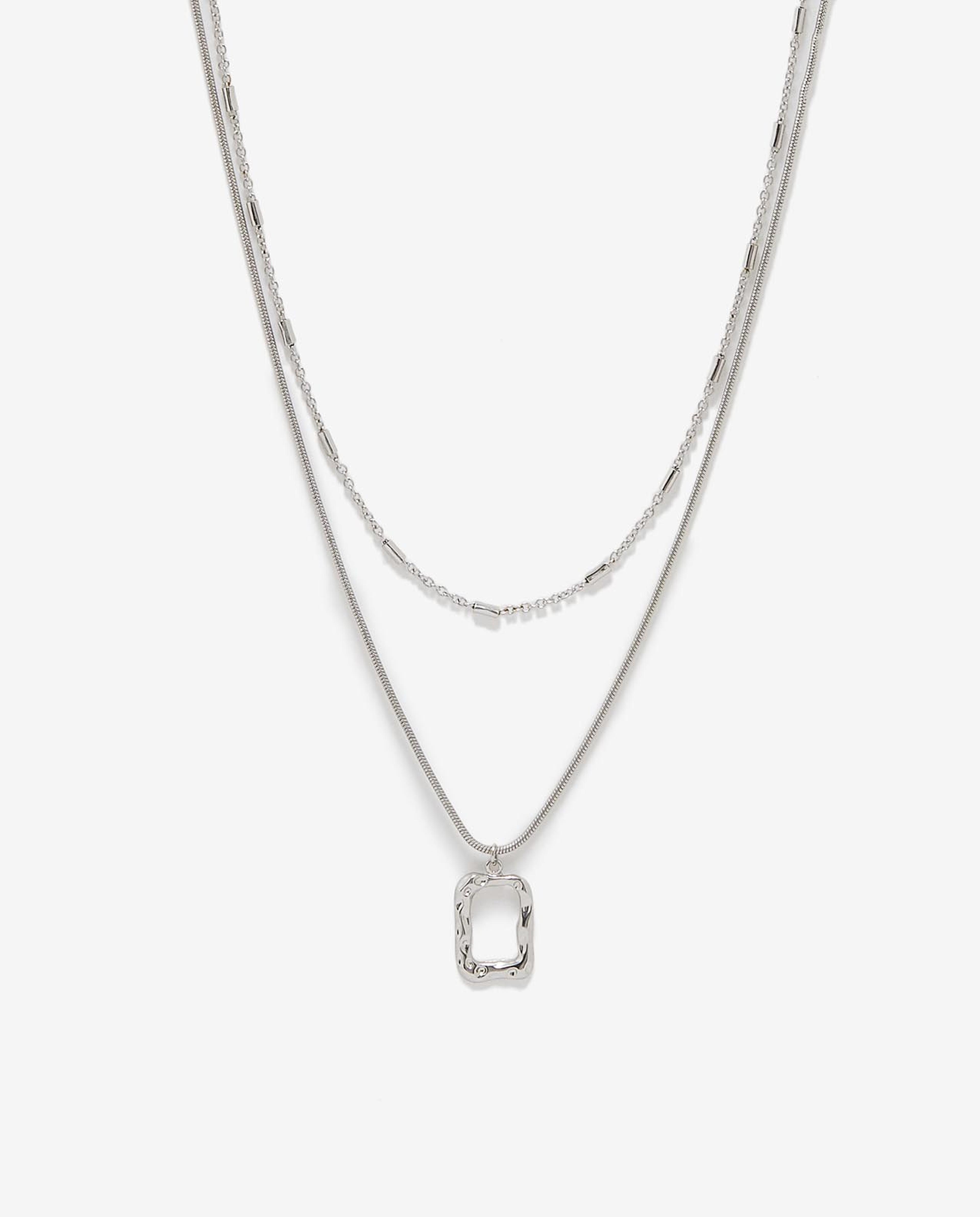 قلادة بلون فضي