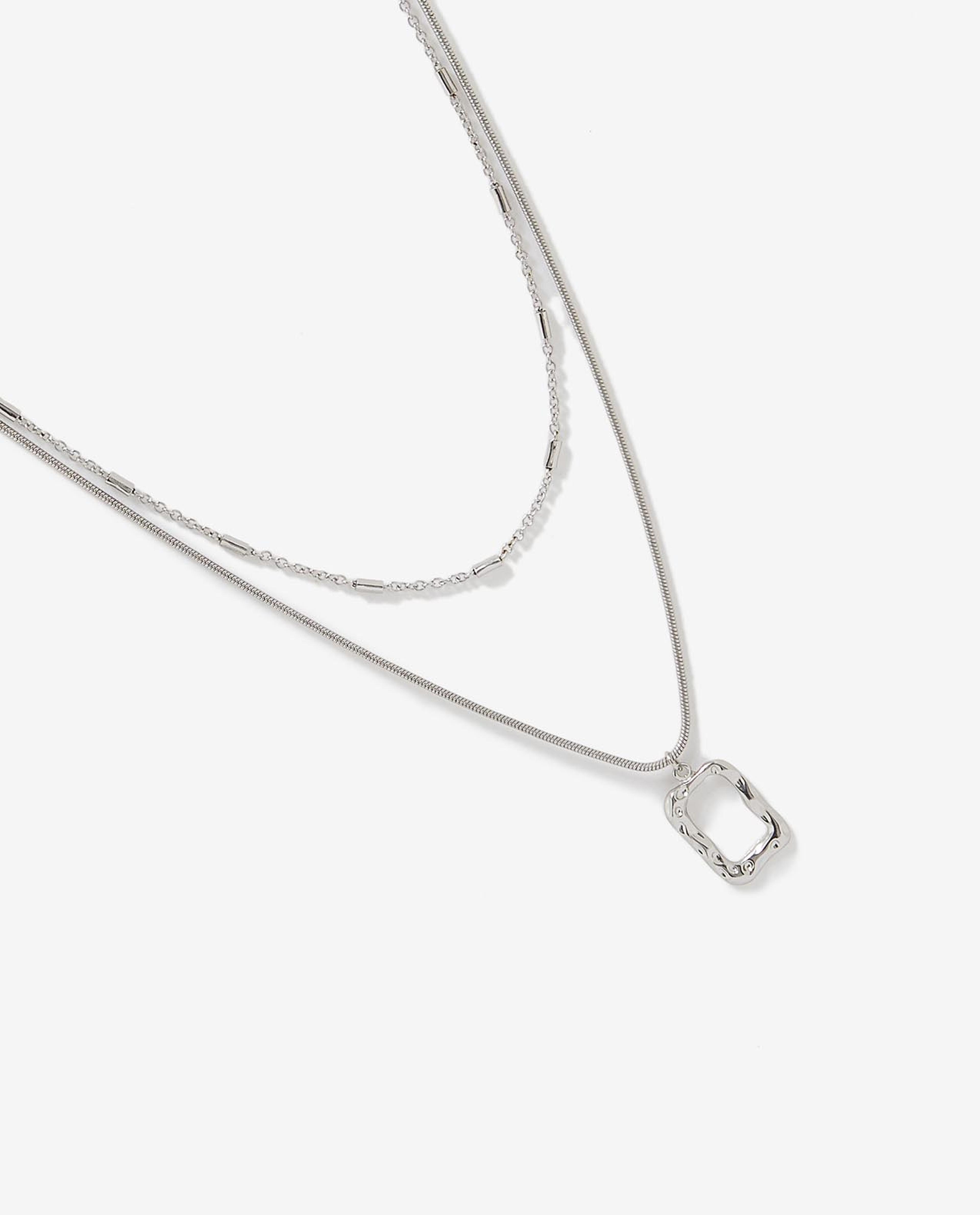 قلادة بلون فضي