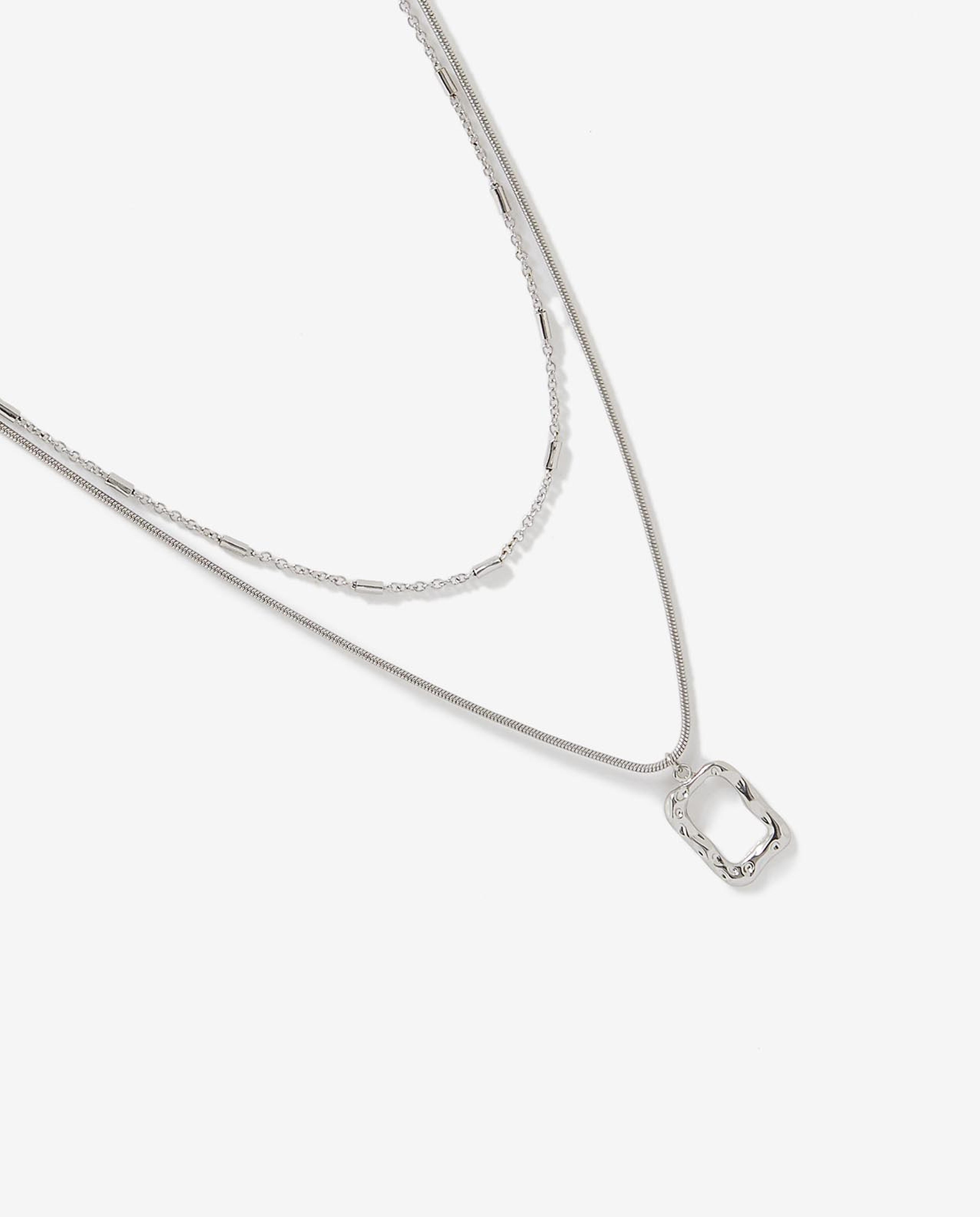 قلادة بلون فضي