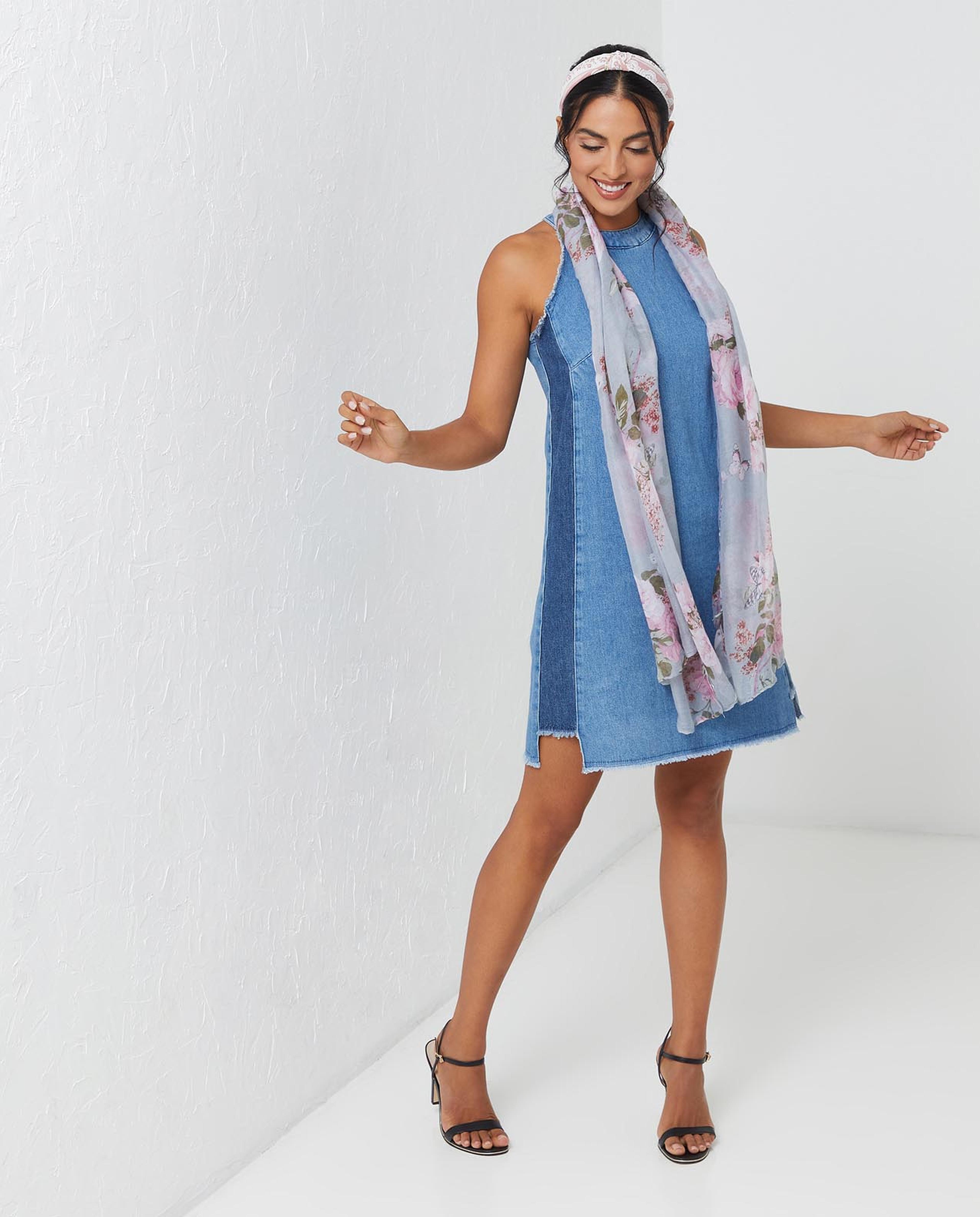 وشاح بلون رمادي