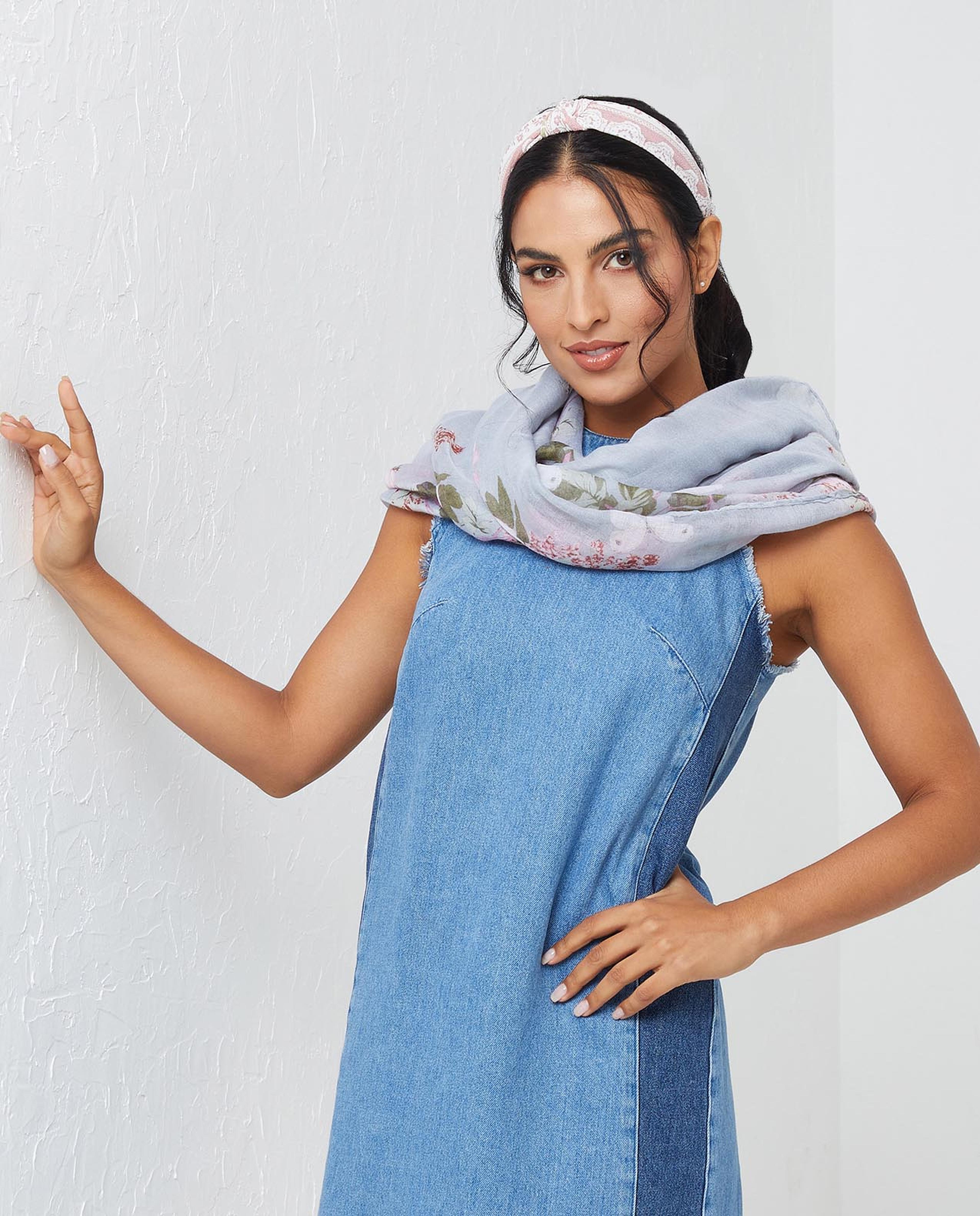 وشاح بلون رمادي