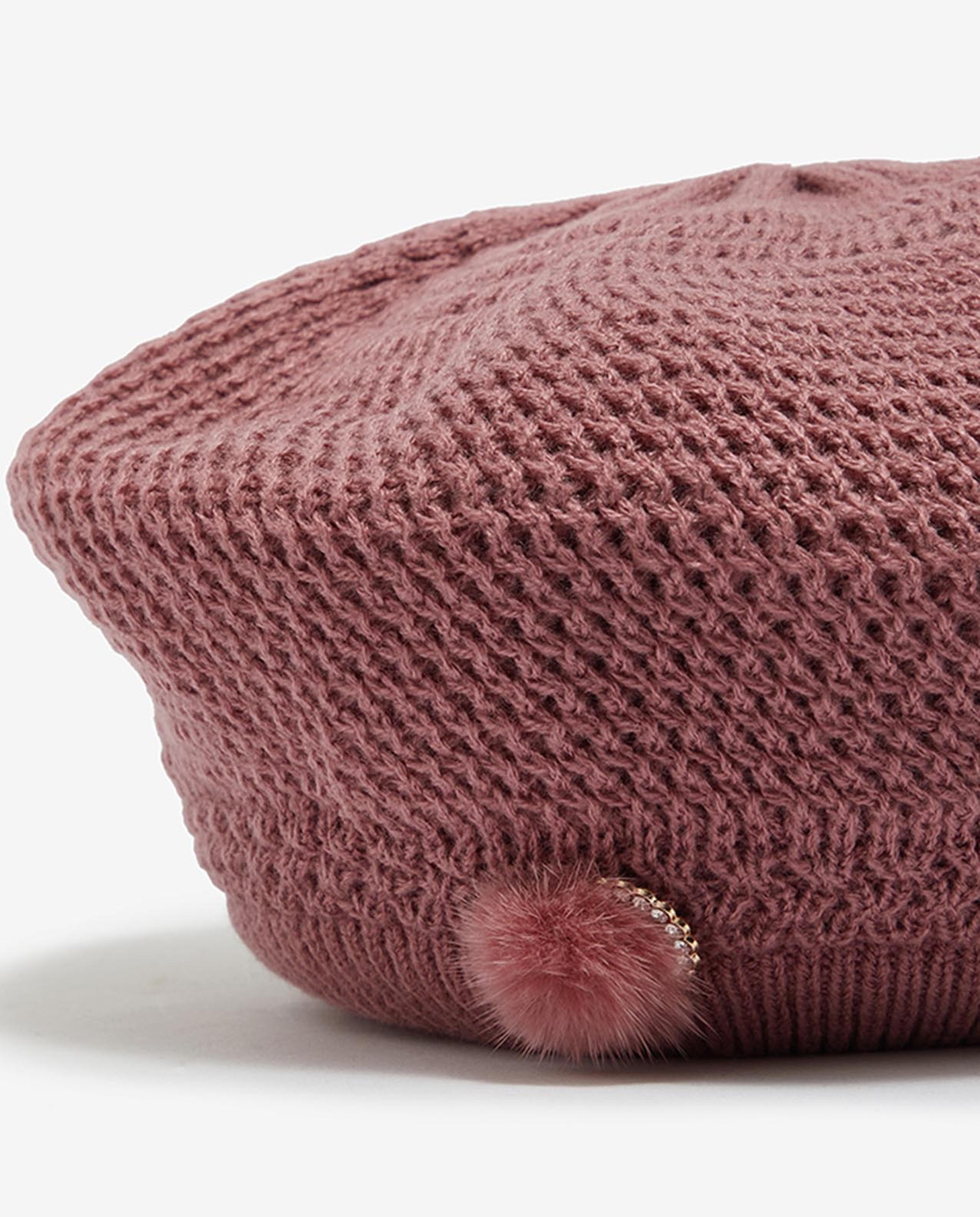 بقبعة بيريه شتوية كستنائي من