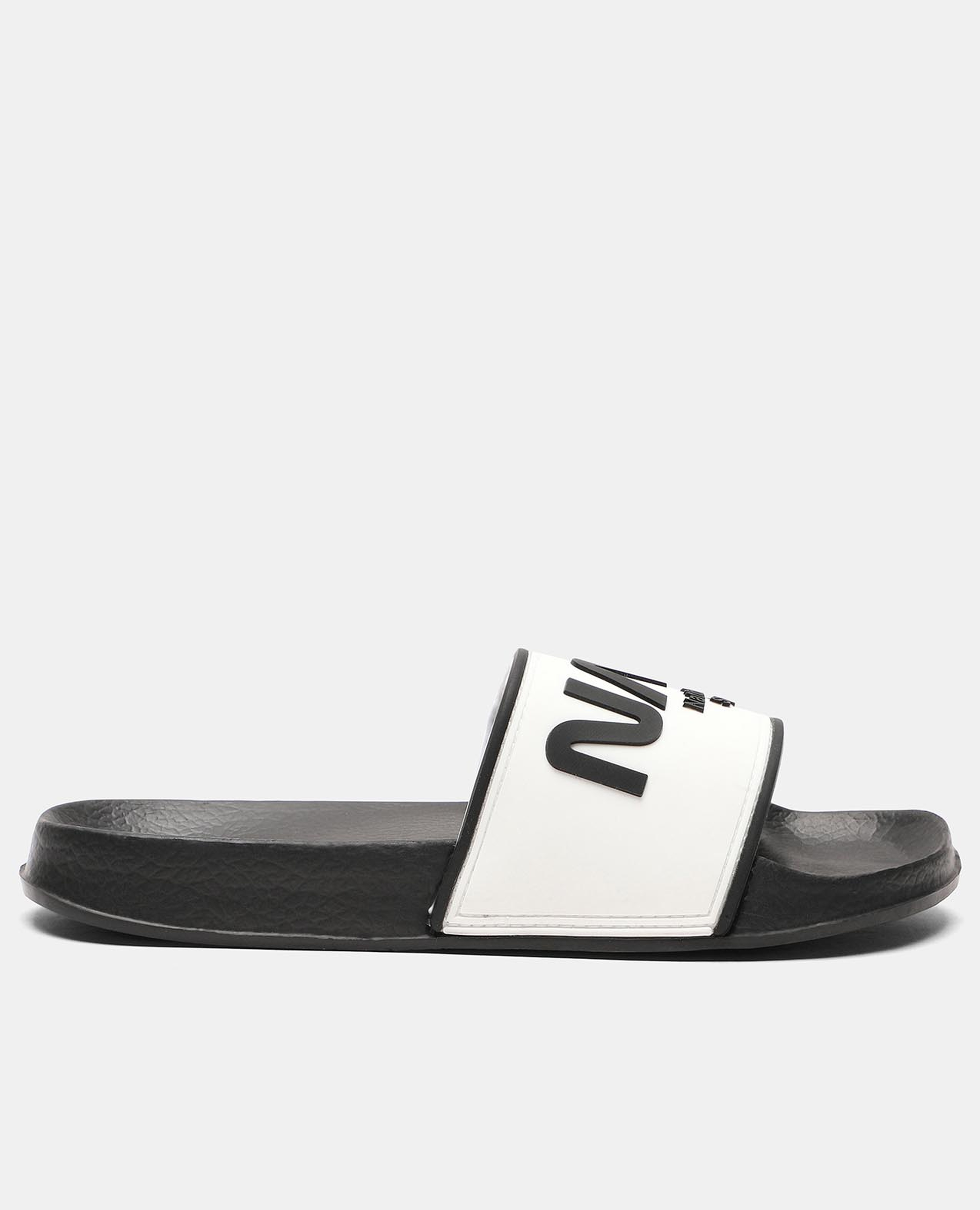 شبشب كاجوال مزين بطبعات باللون الأبيض