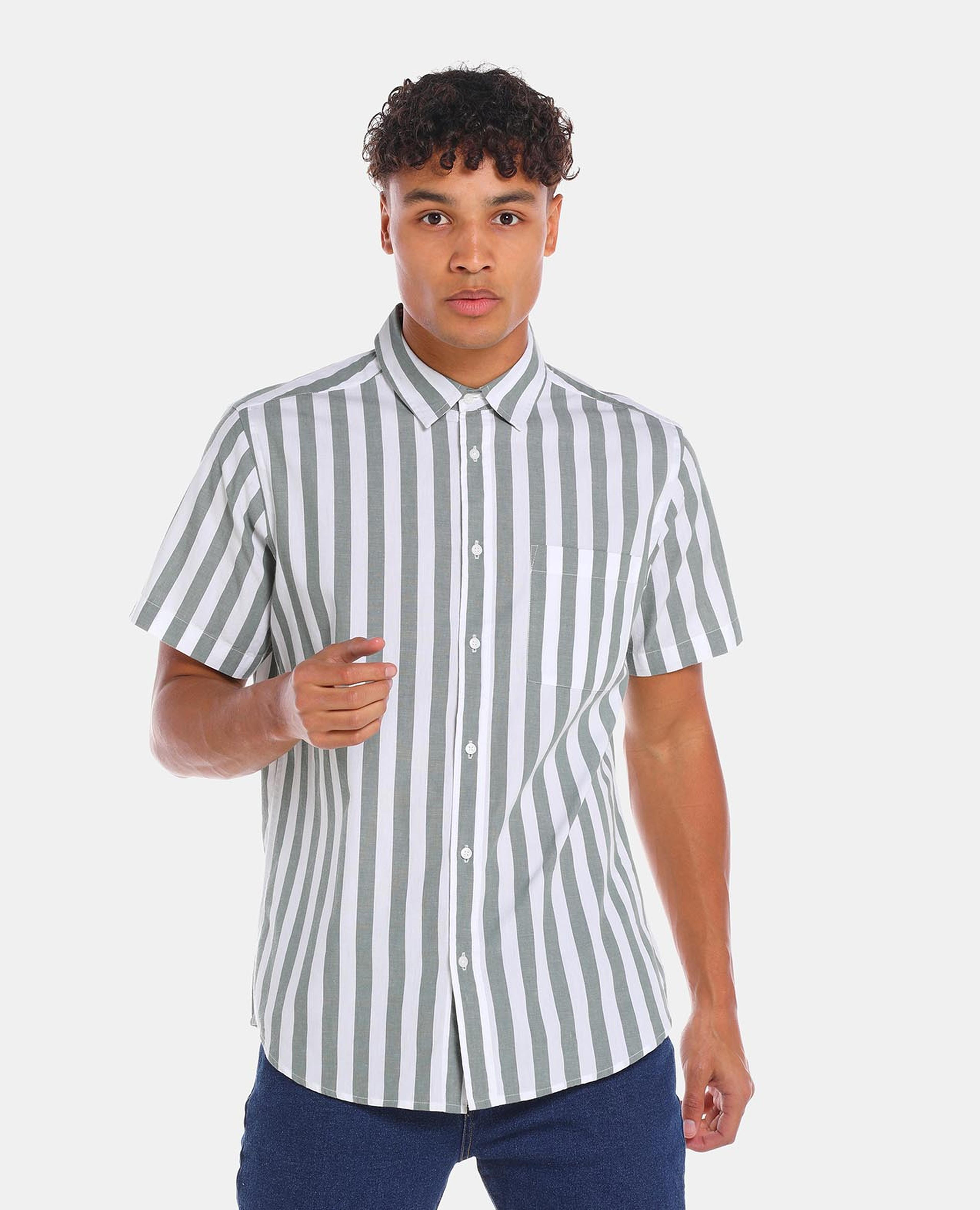 قميص بأكمام قصيرة