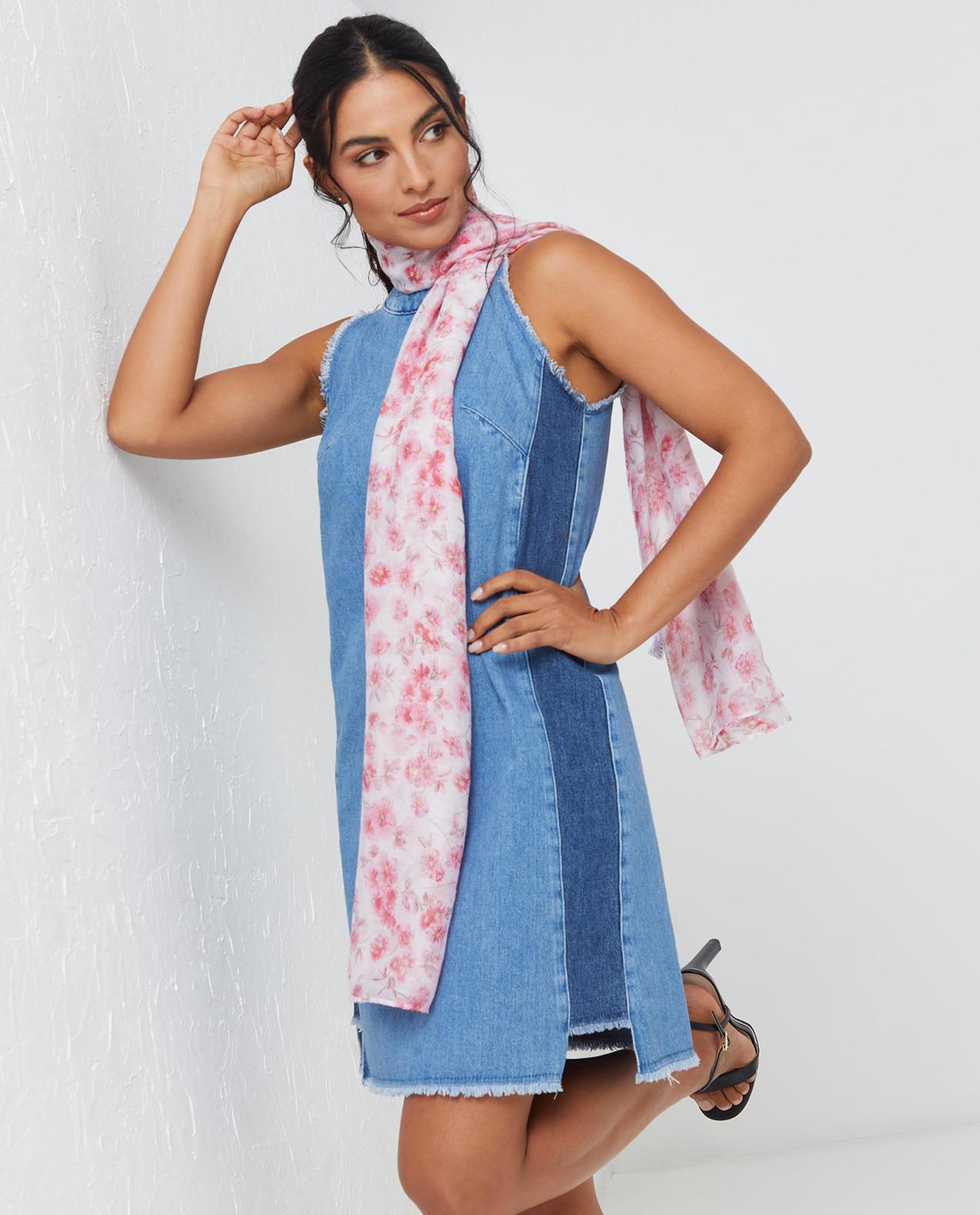 وشاح بلون وردي