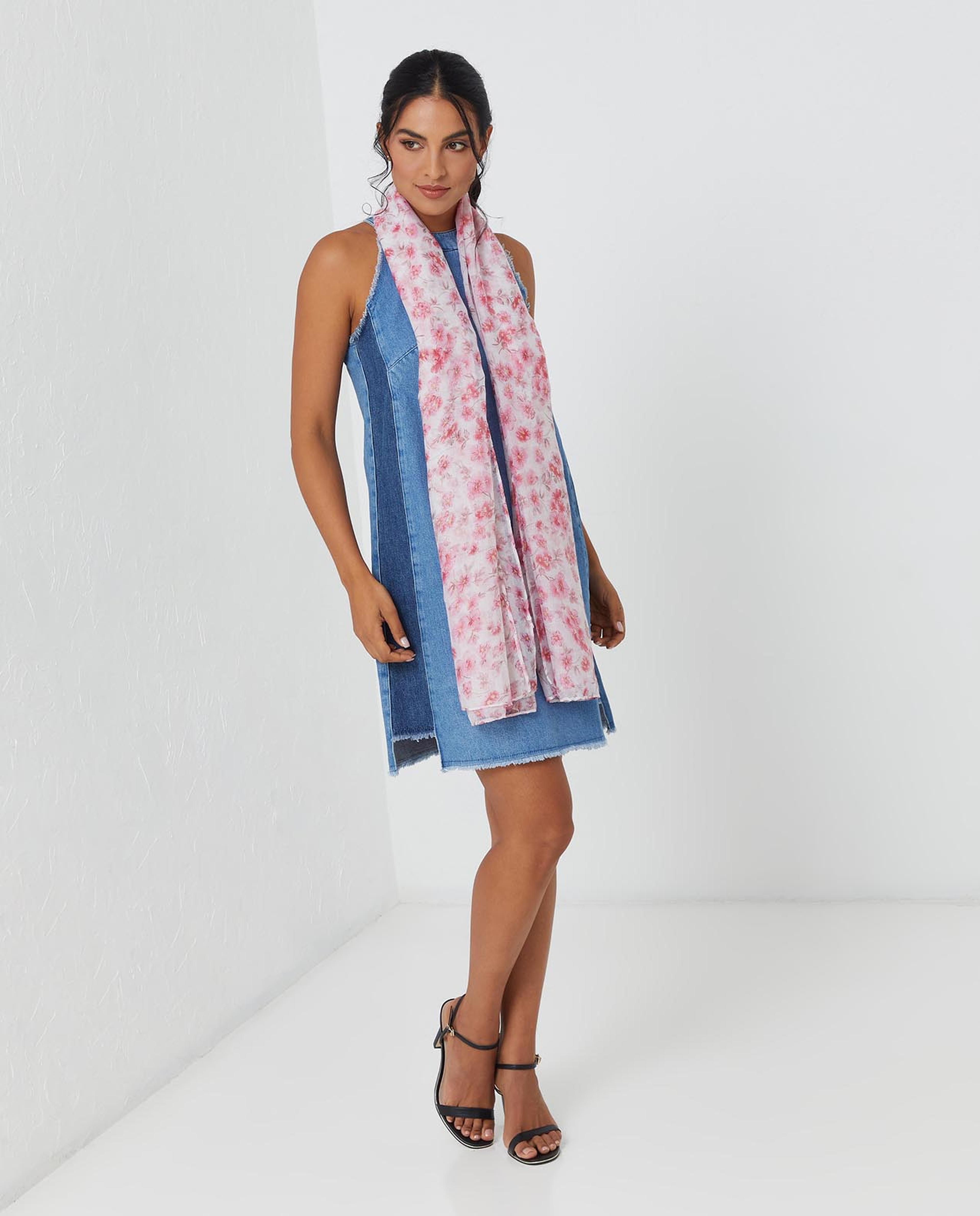 وشاح بلون وردي