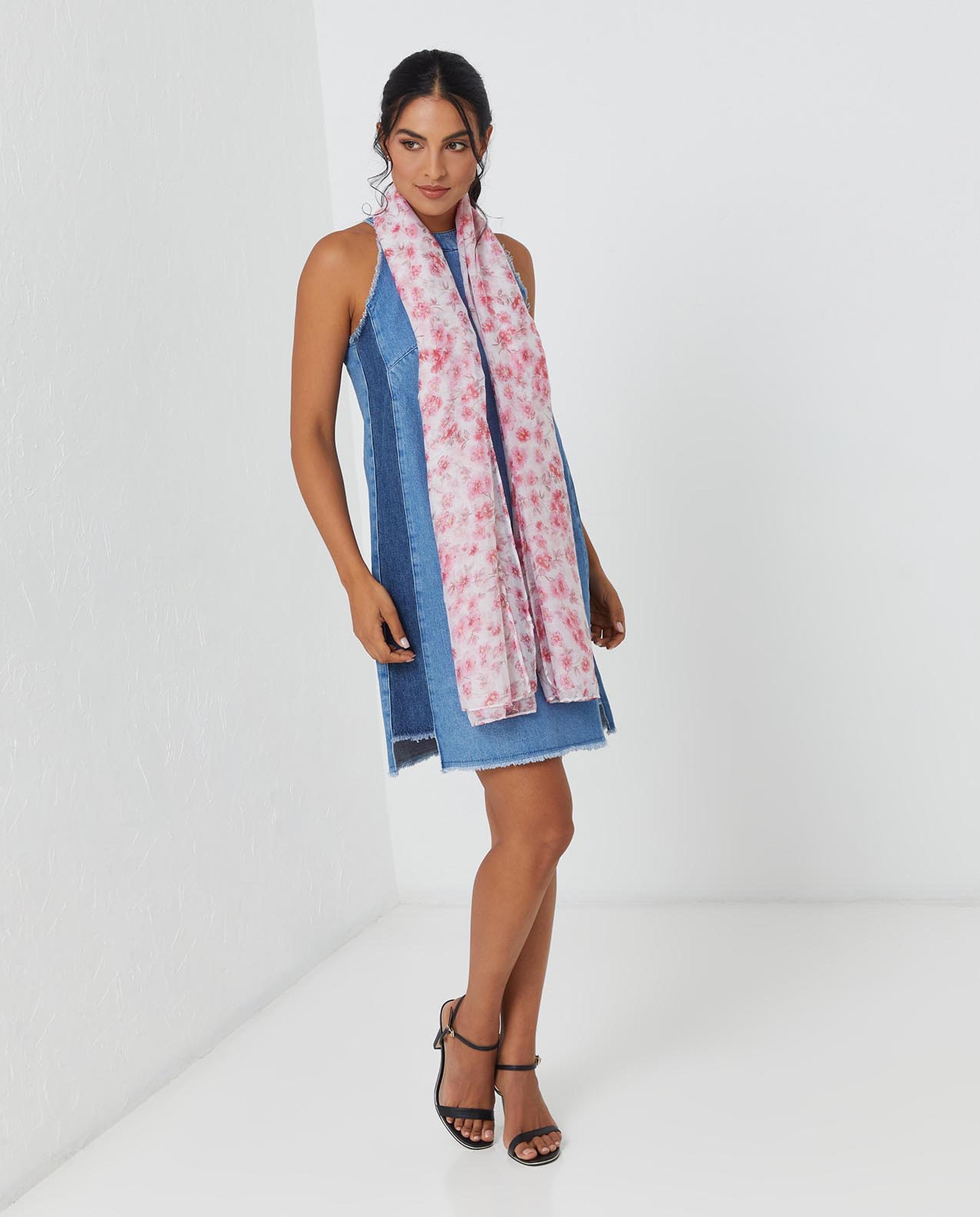 وشاح بلون وردي