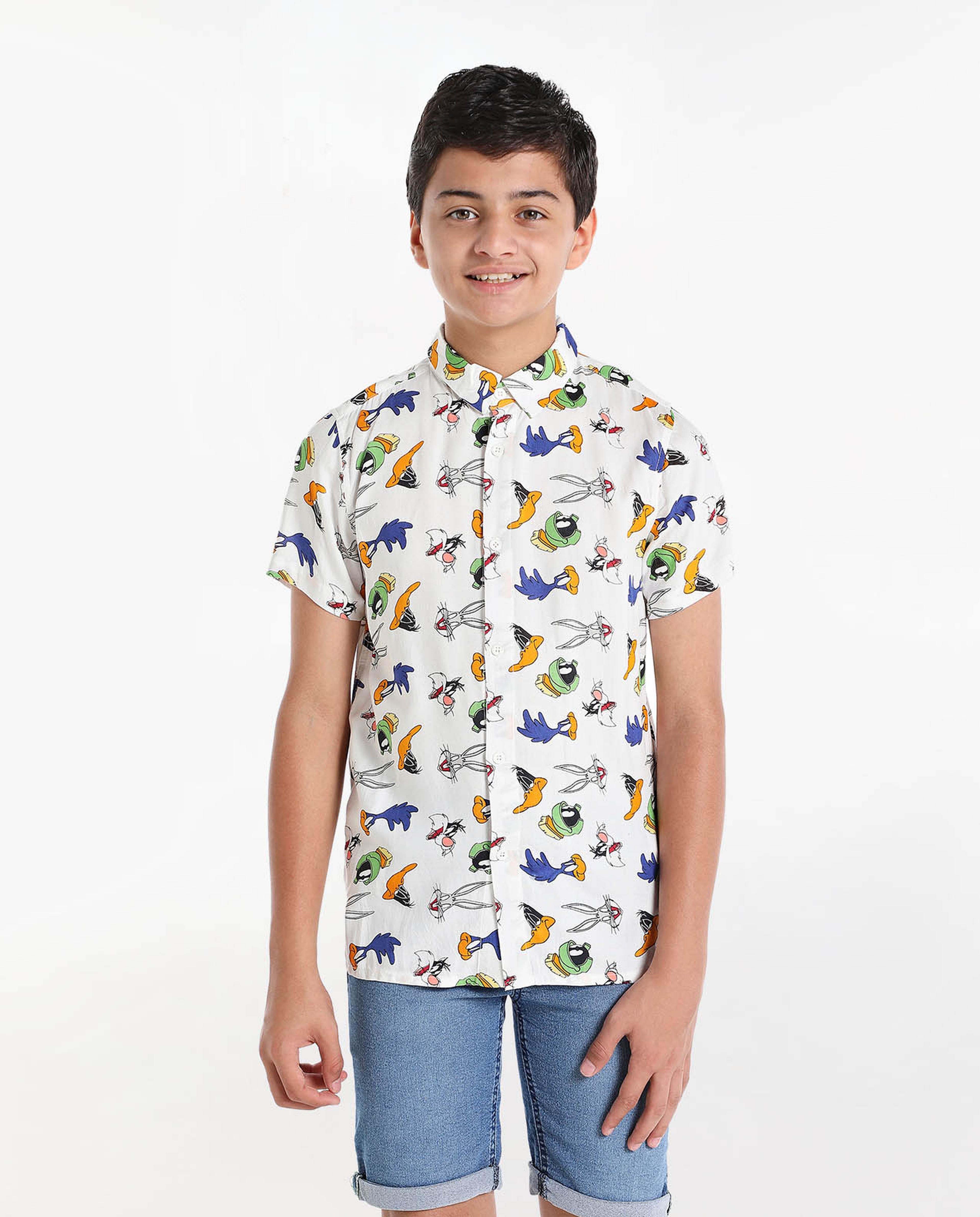 قميص بأكمام قصيرة بطبعة