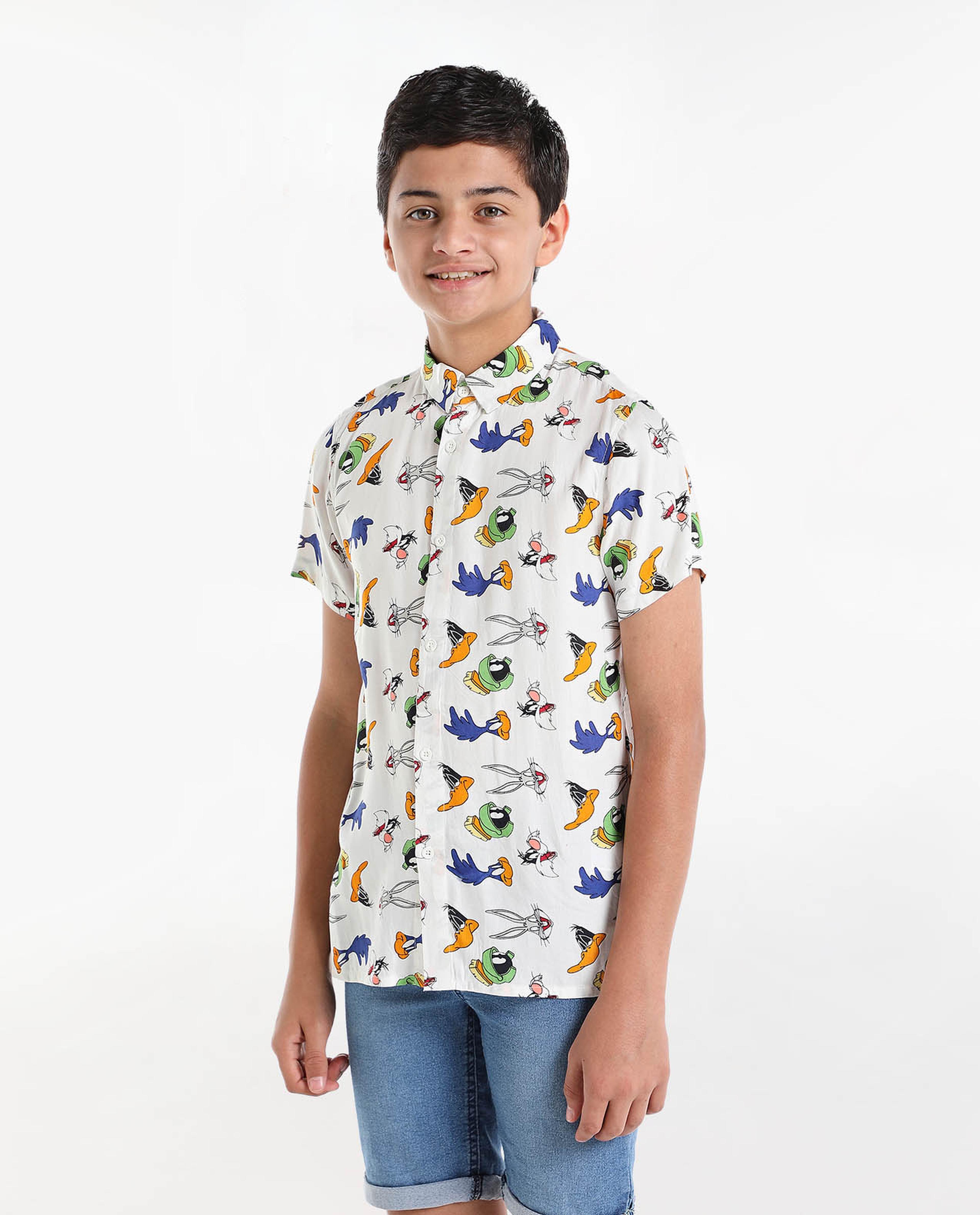 قميص بأكمام قصيرة بطبعة