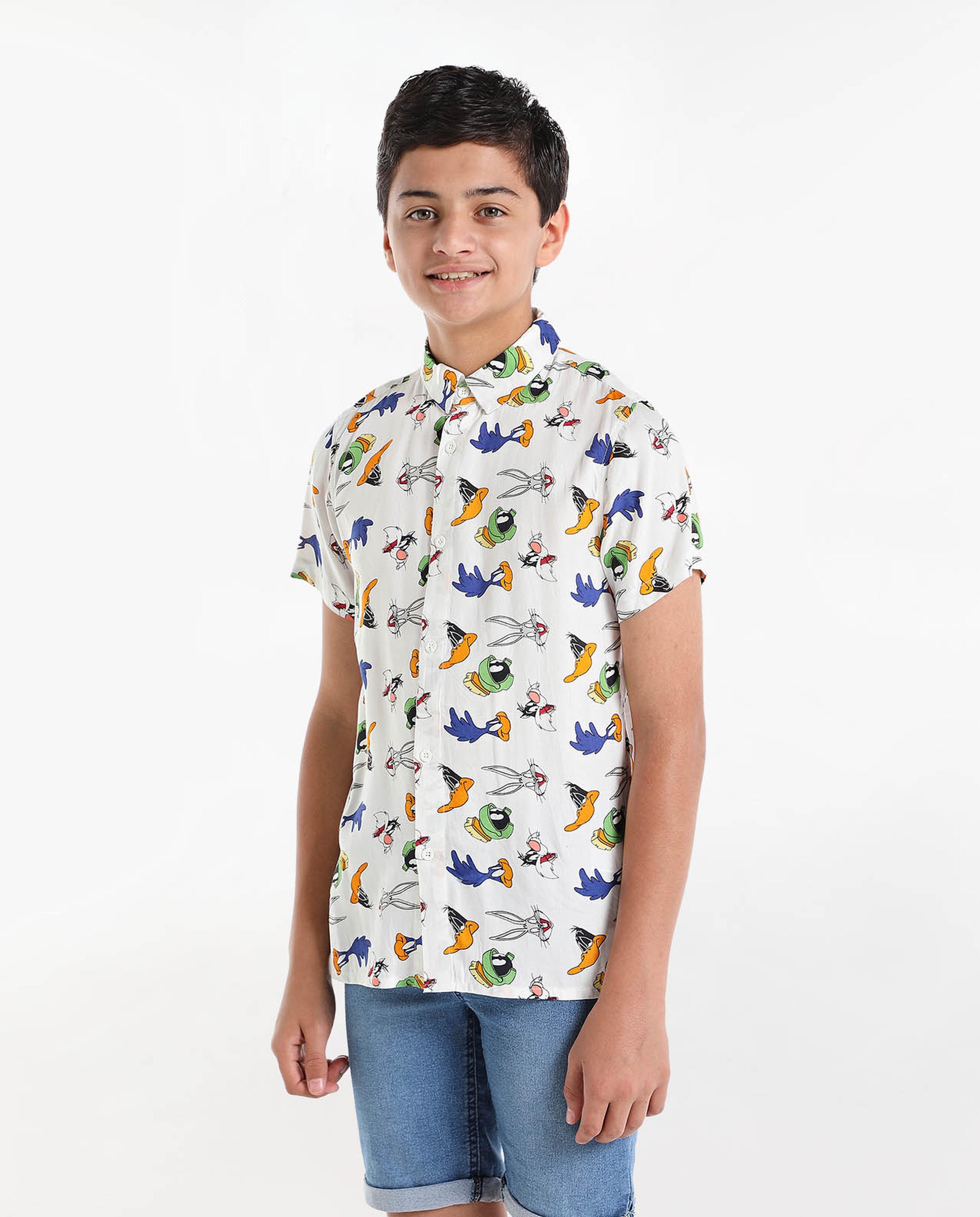 قميص بأكمام قصيرة بطبعة