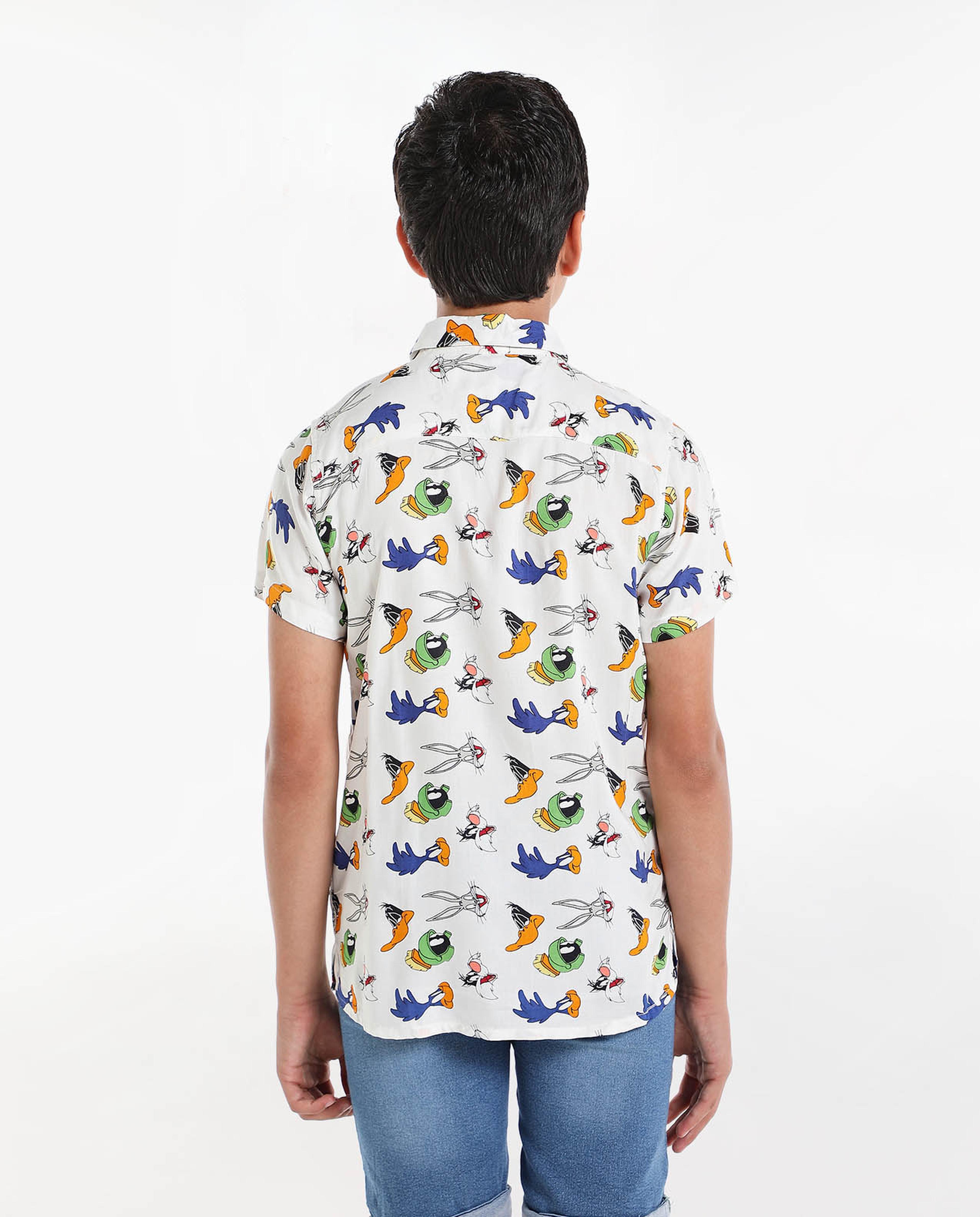 قميص بأكمام قصيرة بطبعة