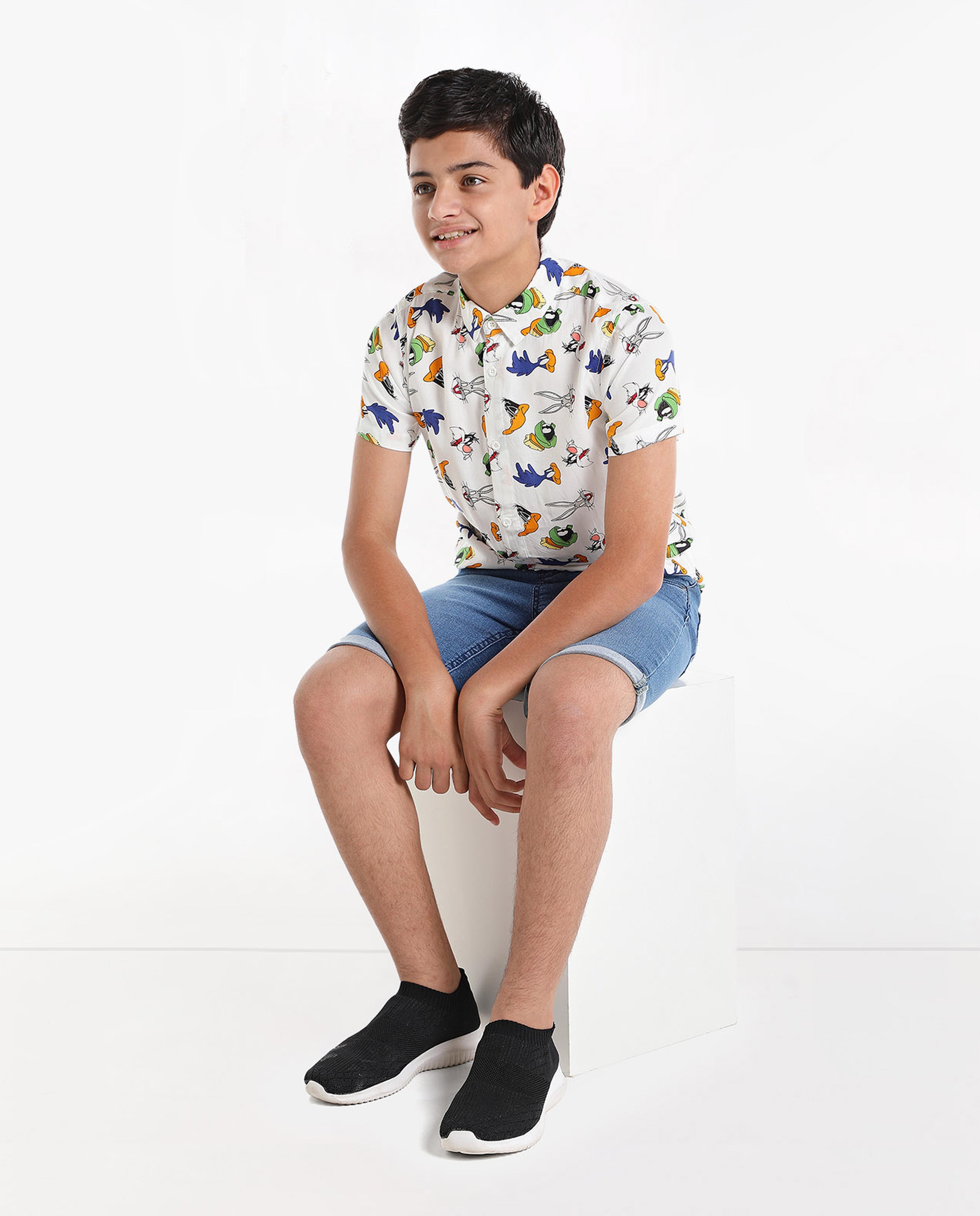 قميص بأكمام قصيرة بطبعة