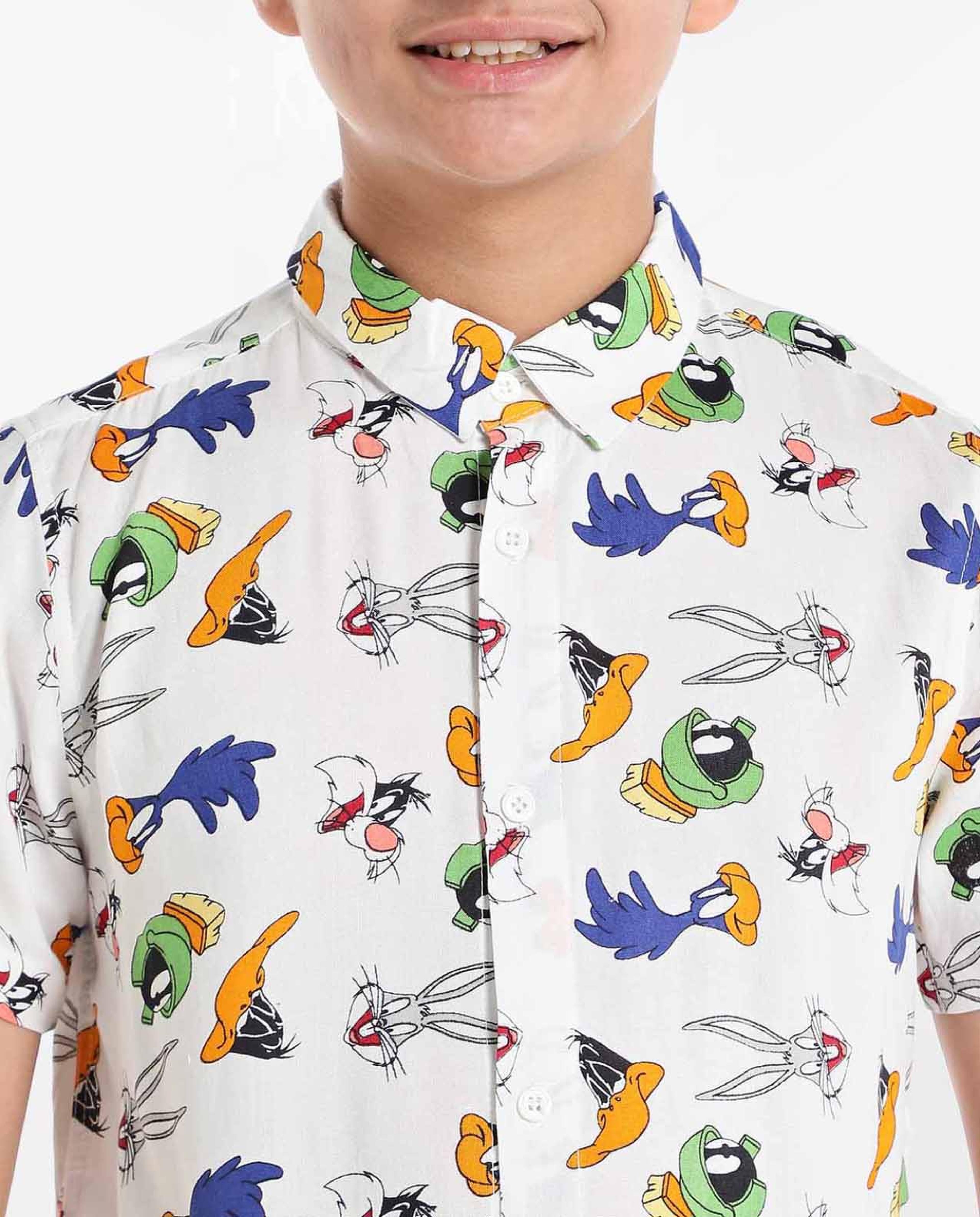 قميص بأكمام قصيرة بطبعة