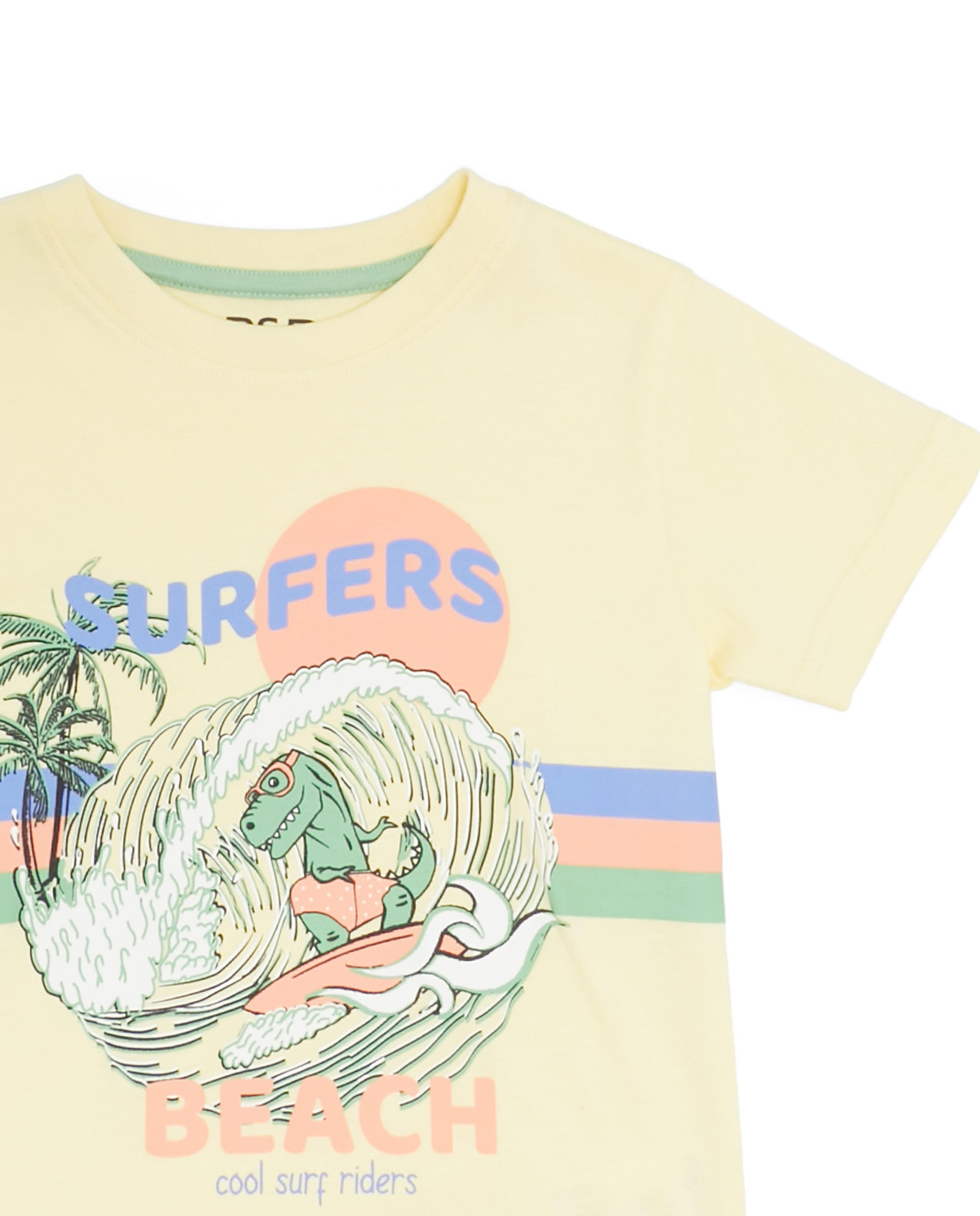 تيشيرت بياقة دائرية وبأكمام قصيرة