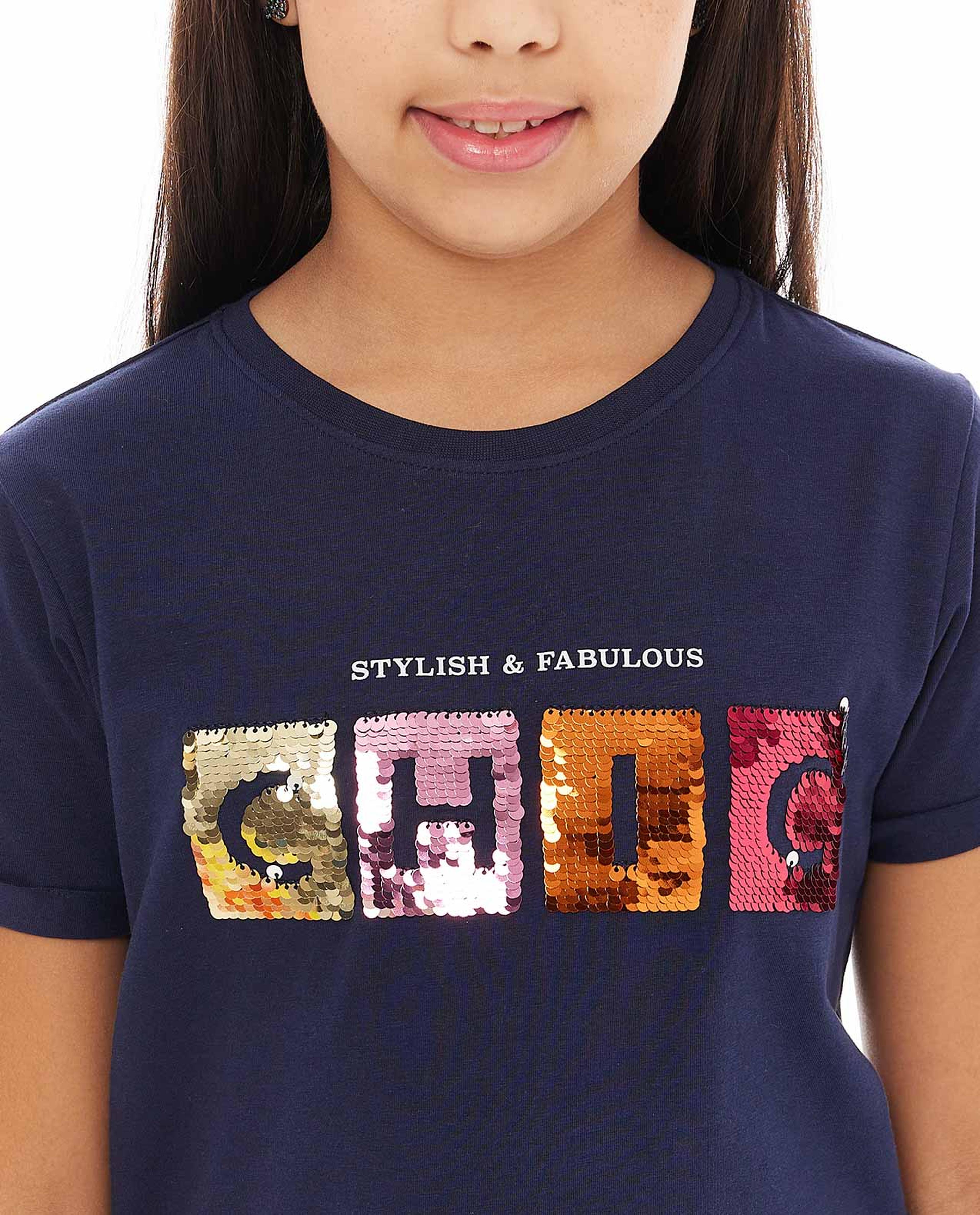 تيشيرت بأكمام قصيرة ورقبة دائرية بطبعة جرافيك