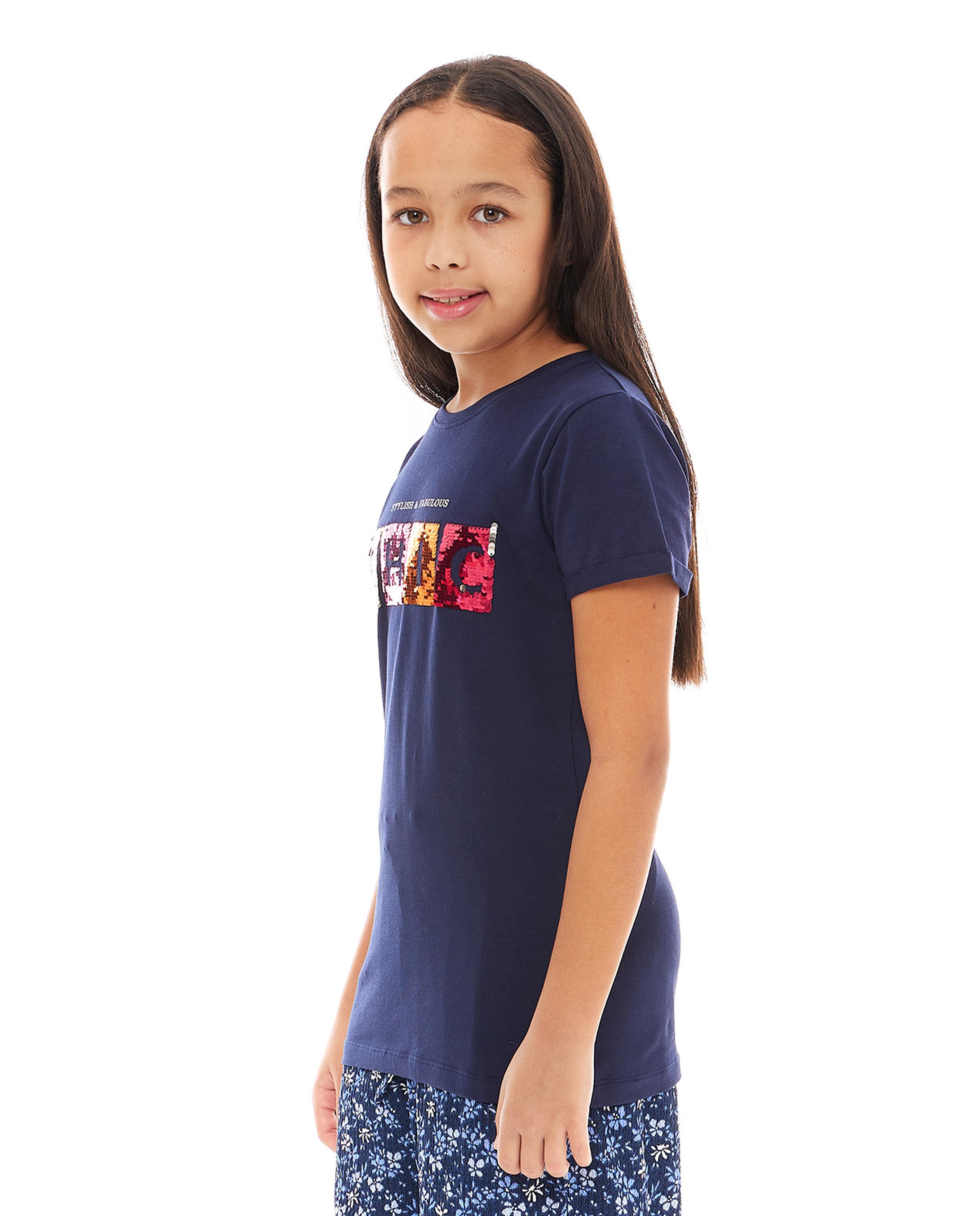 تيشيرت بأكمام قصيرة ورقبة دائرية بطبعة جرافيك