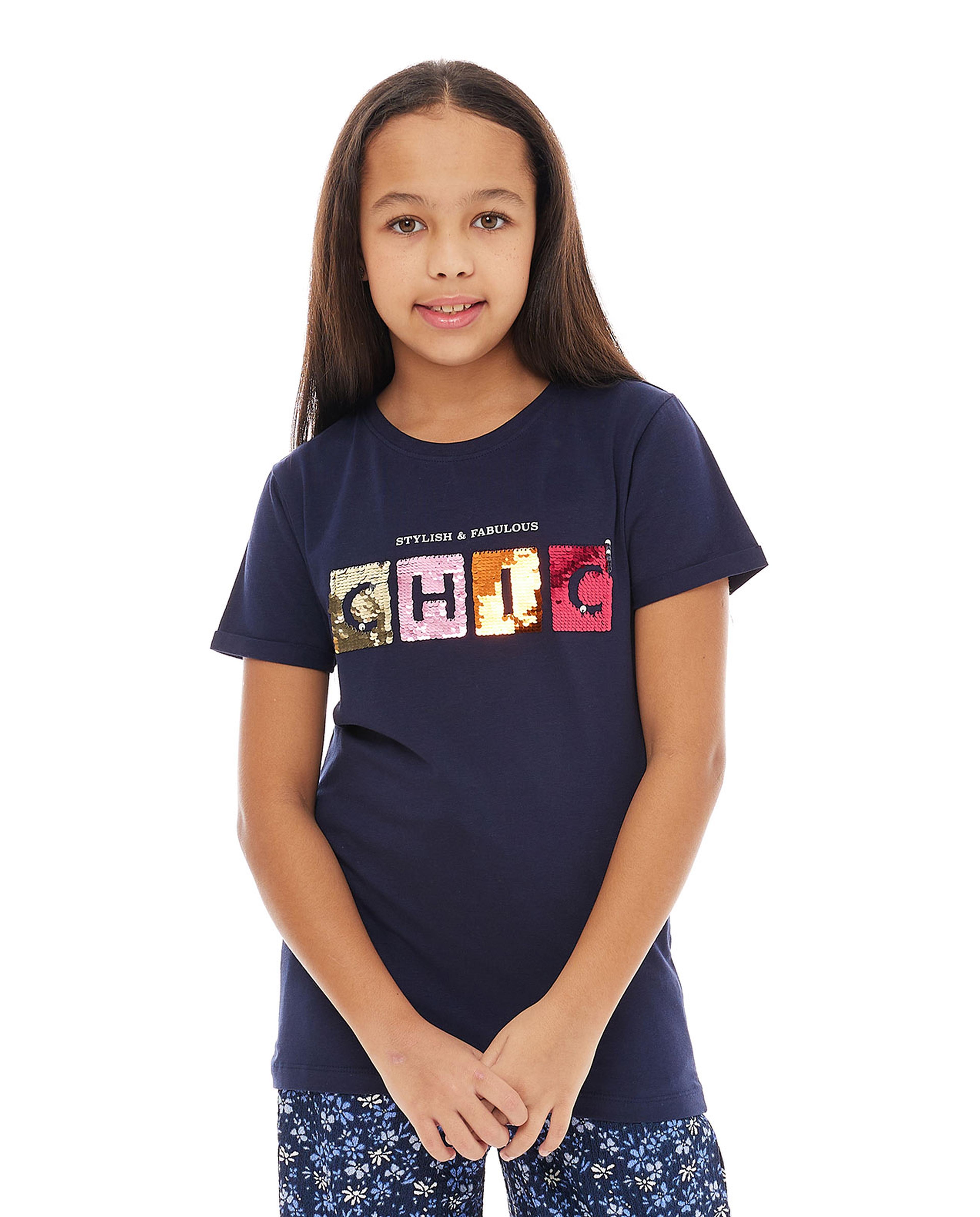 تيشيرت بأكمام قصيرة ورقبة دائرية بطبعة جرافيك