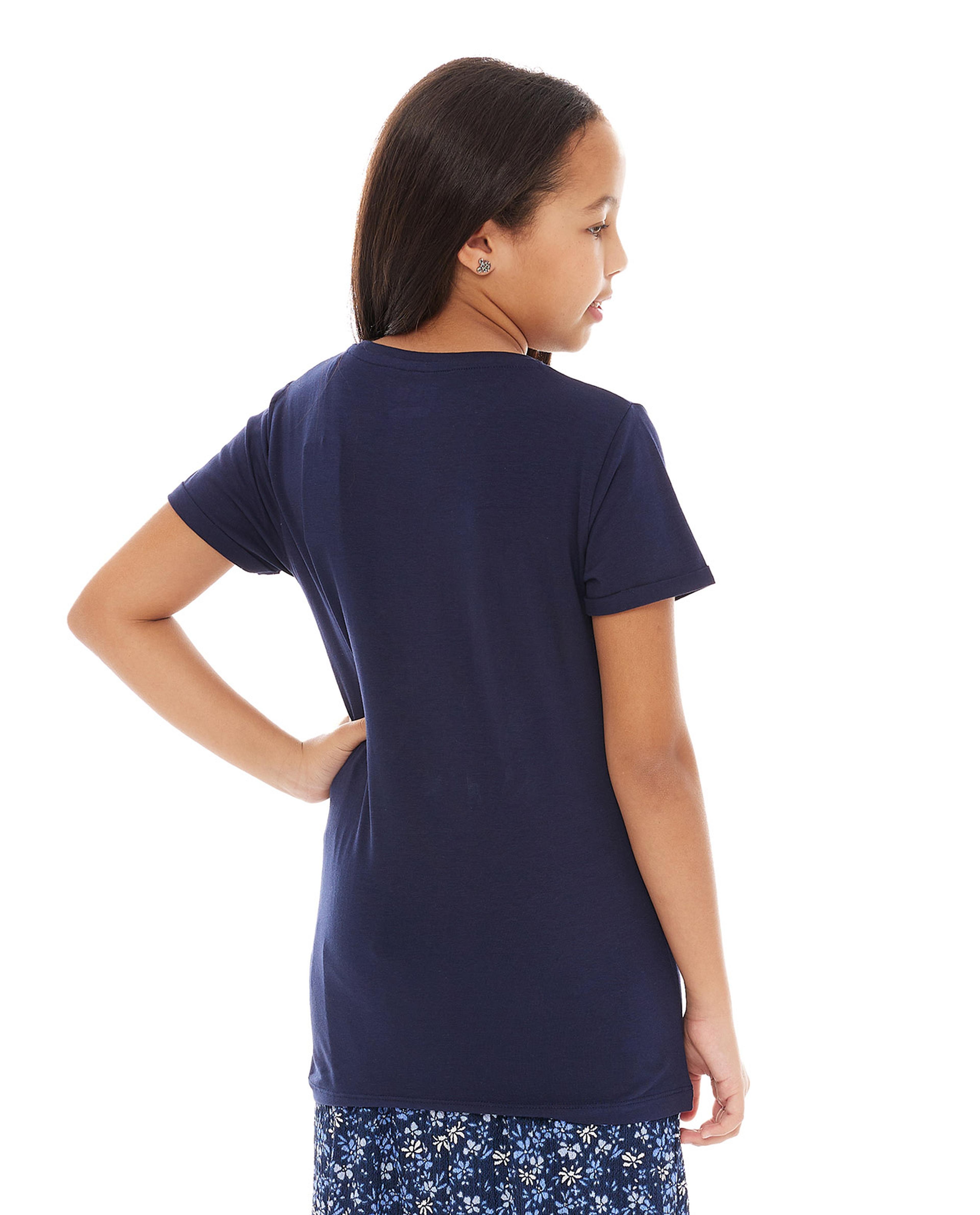 تيشيرت بأكمام قصيرة ورقبة دائرية بطبعة جرافيك