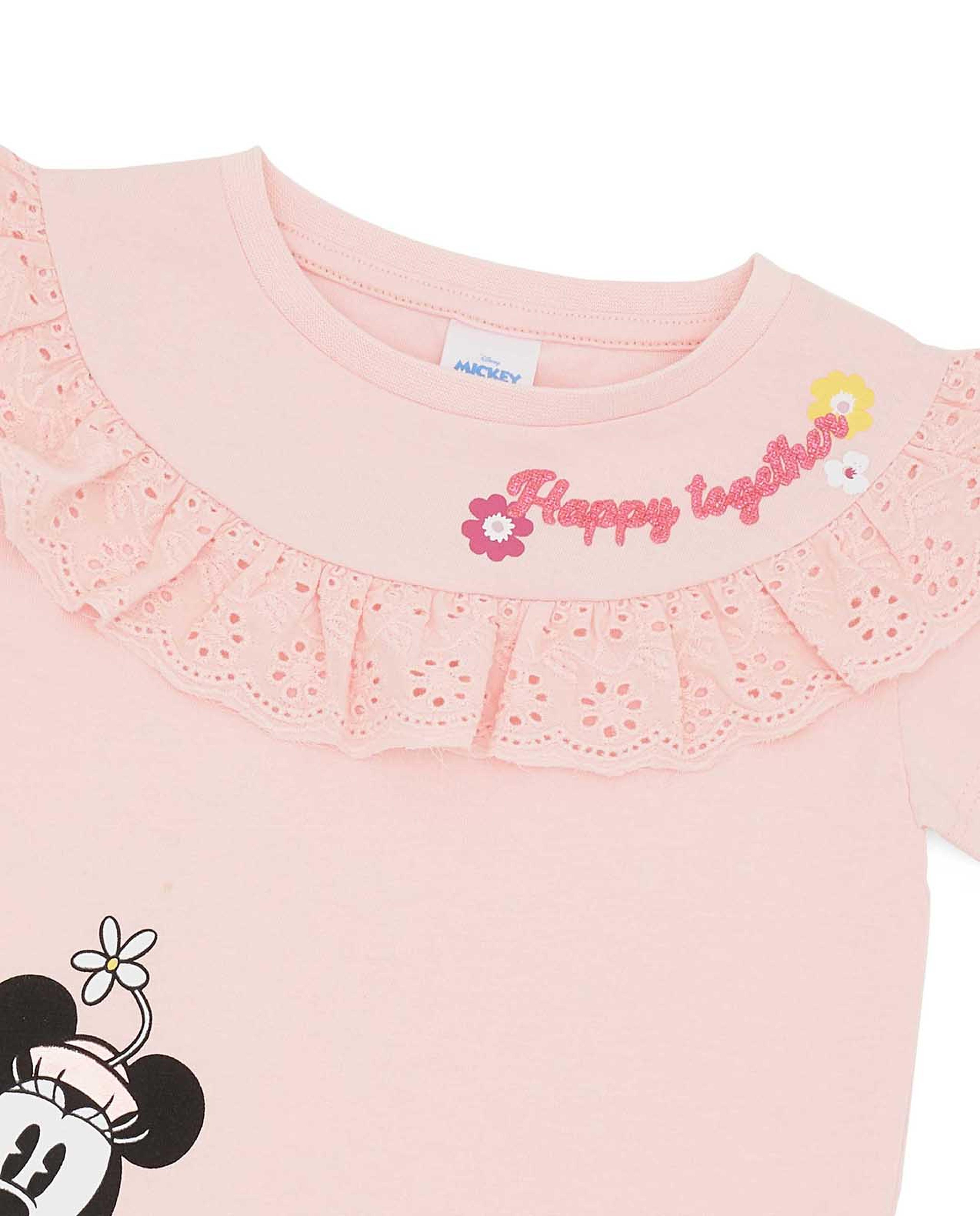 توب بطبعة وياقة مستديرة وأكمام قصيرة