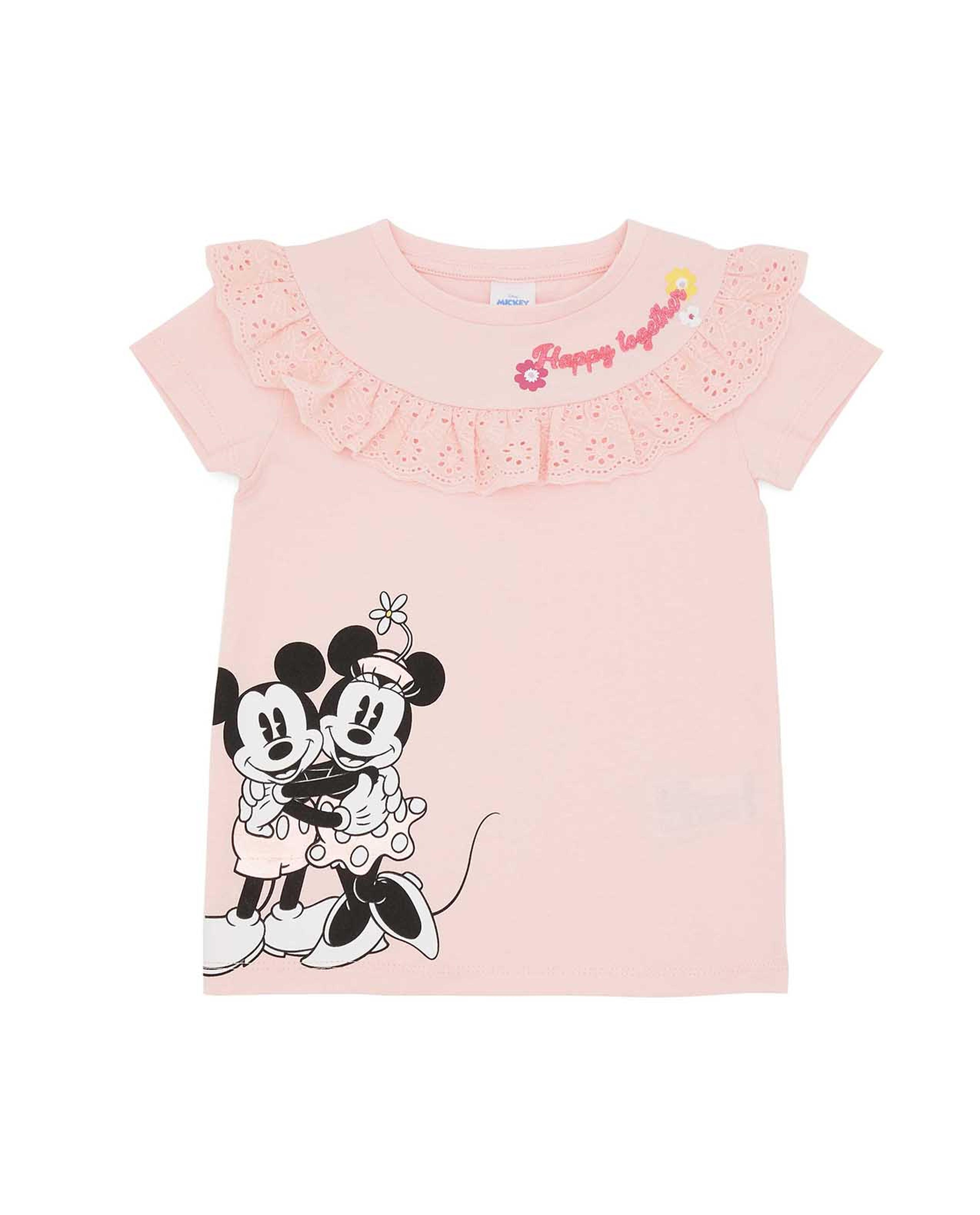 توب بطبعة وياقة مستديرة وأكمام قصيرة