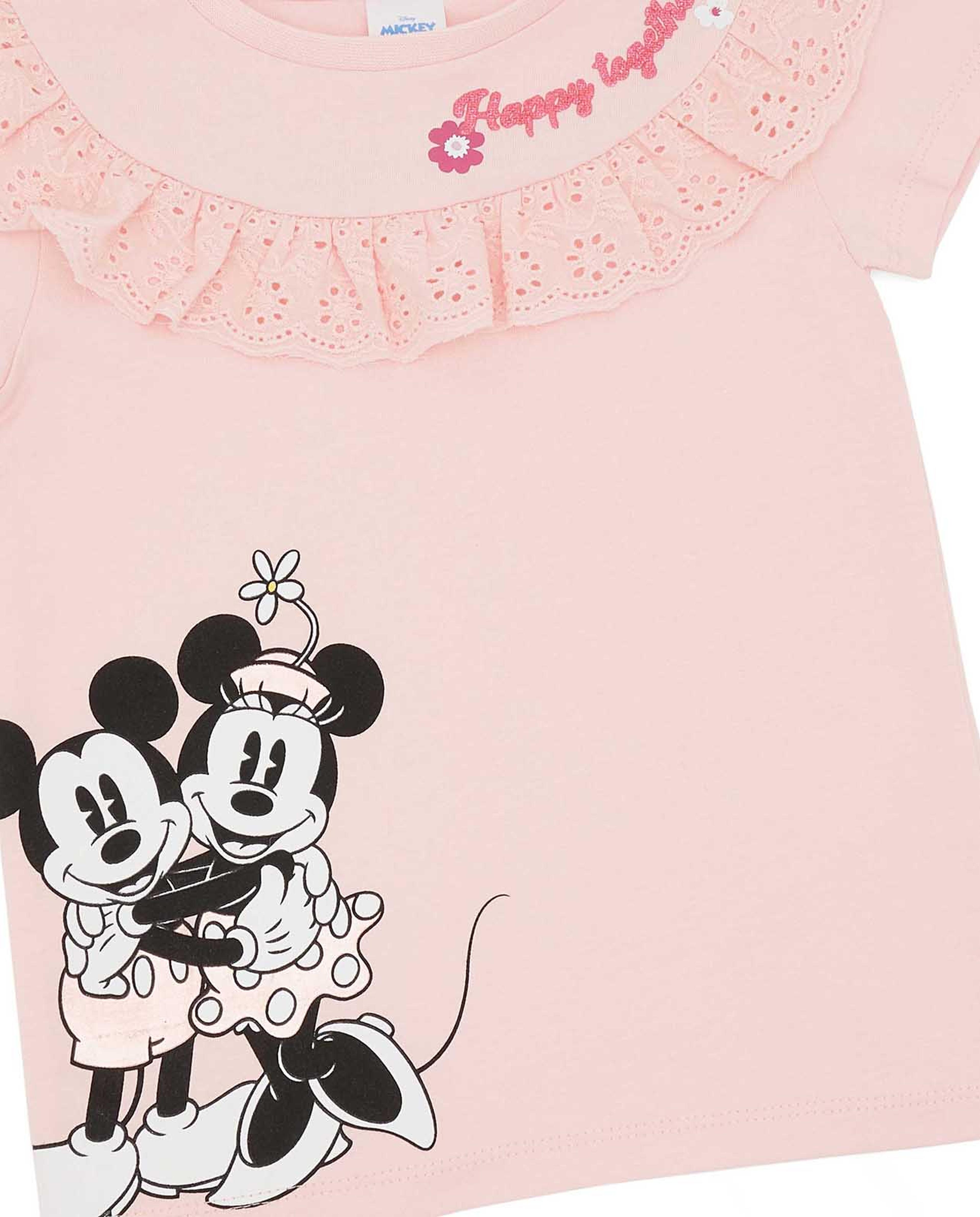 توب بطبعة وياقة مستديرة وأكمام قصيرة