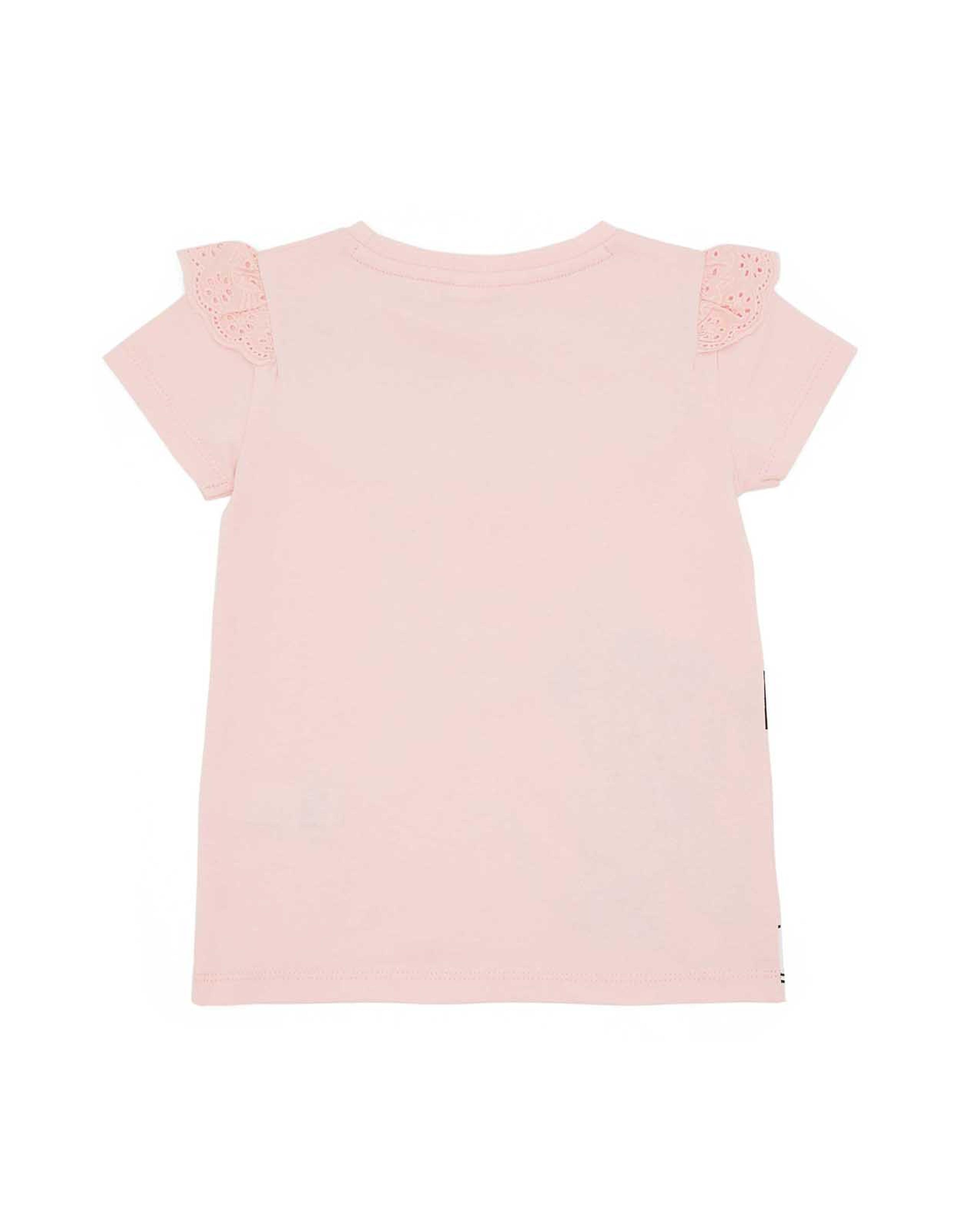 توب بطبعة وياقة مستديرة وأكمام قصيرة