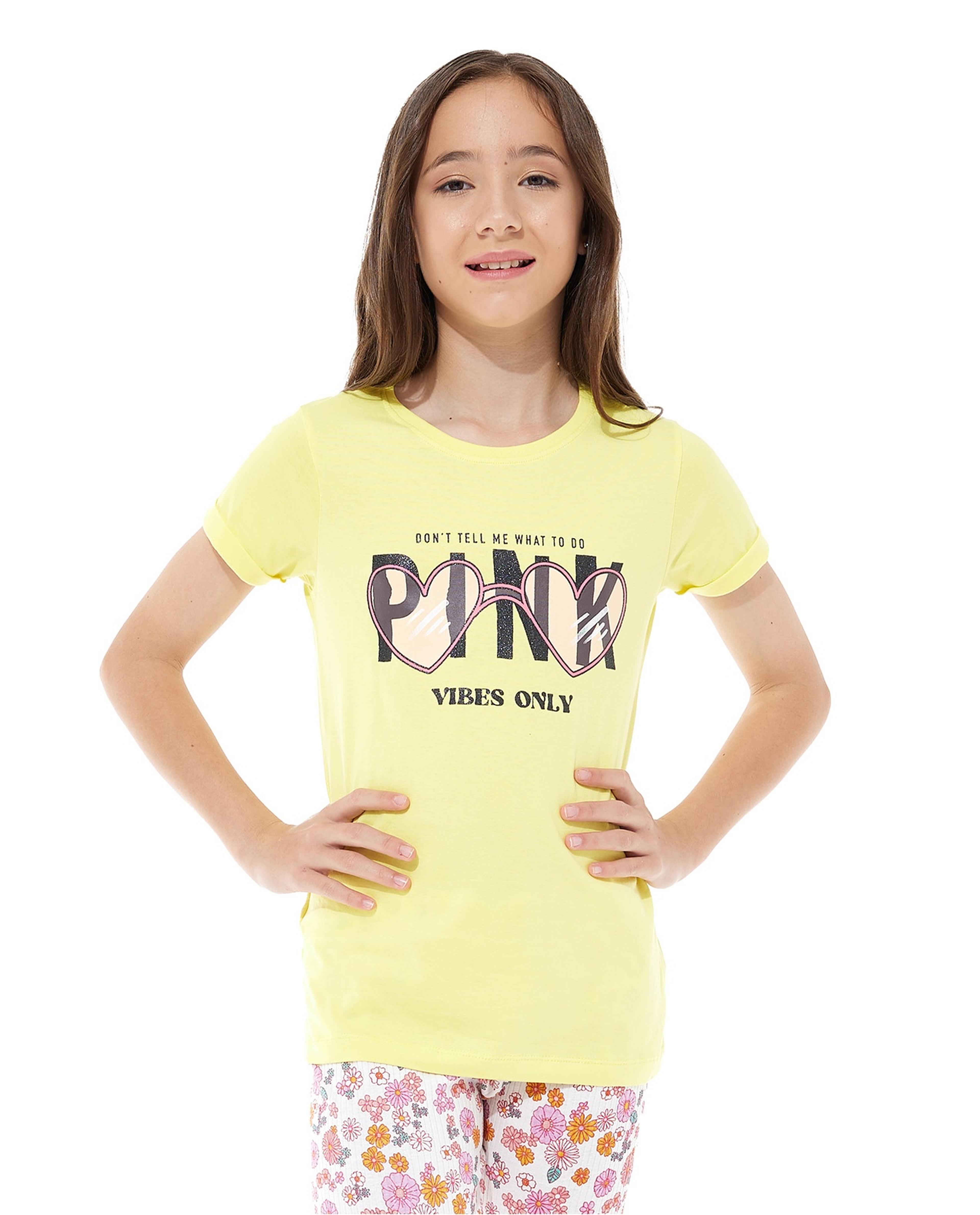 تيشيرت بأكمام طويلة ورقبة مستديرة بطبعة جرافيك