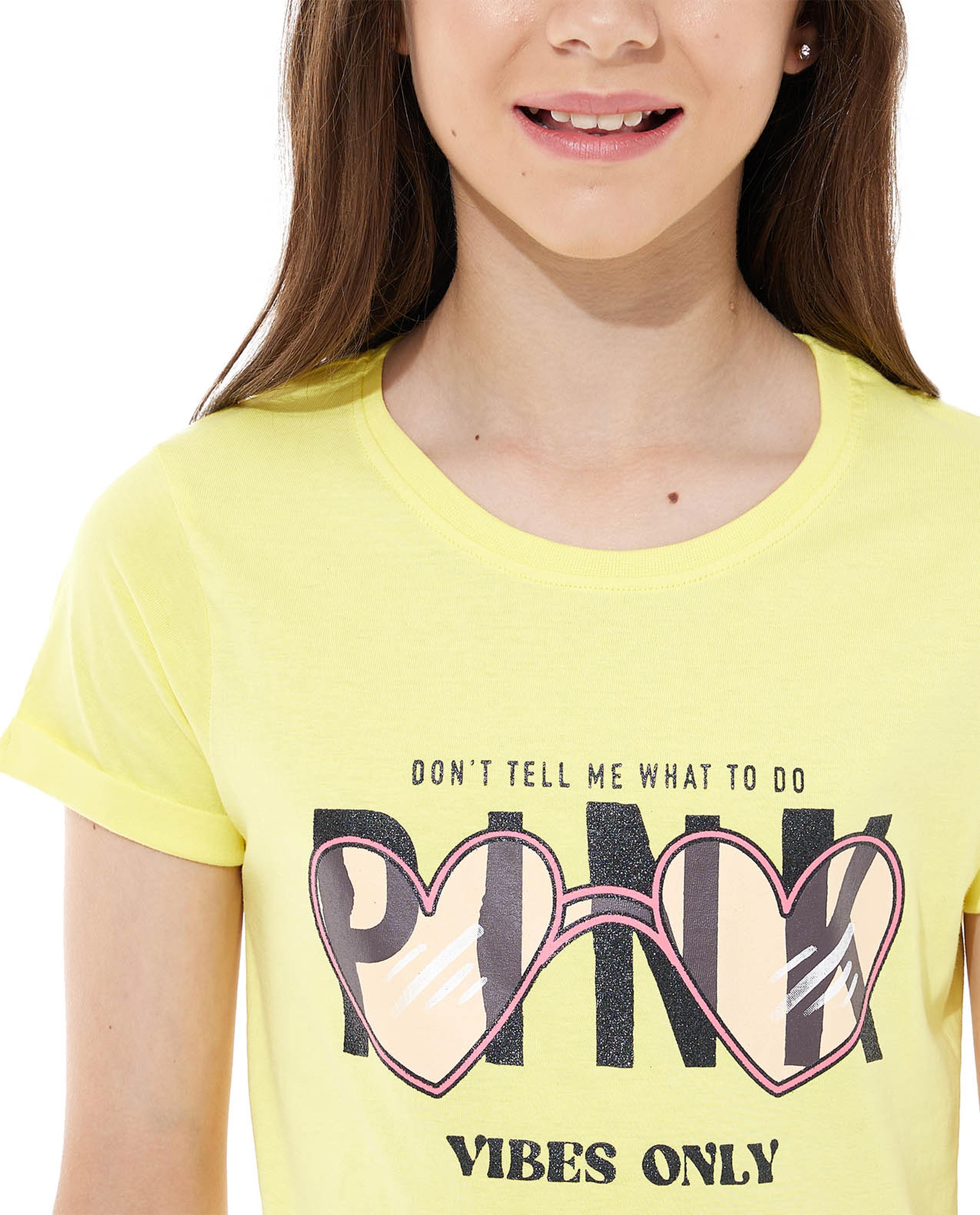 تيشيرت بأكمام طويلة ورقبة مستديرة بطبعة جرافيك