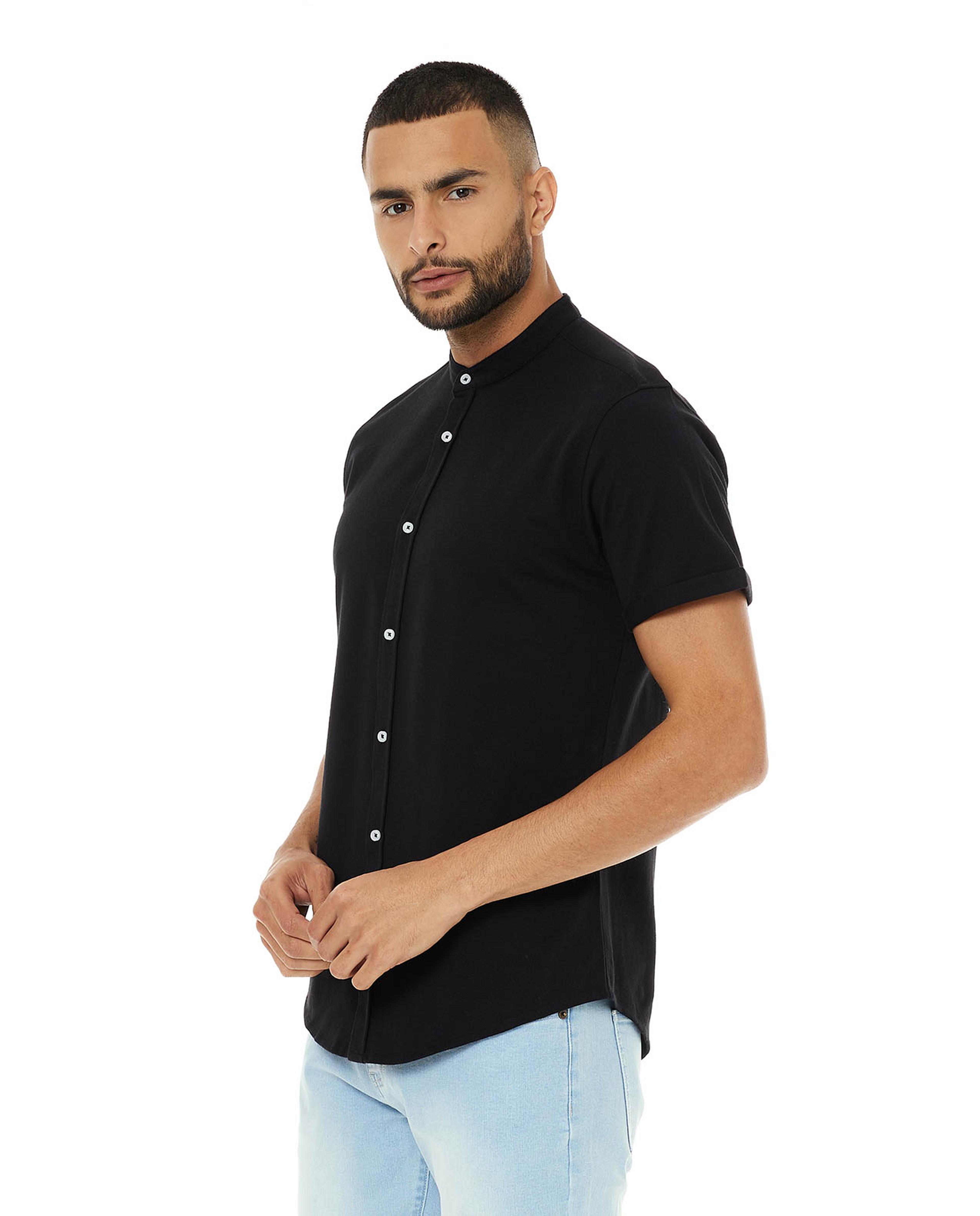 تيشيرت بياقة ماندرين وبأكمام قصيرة