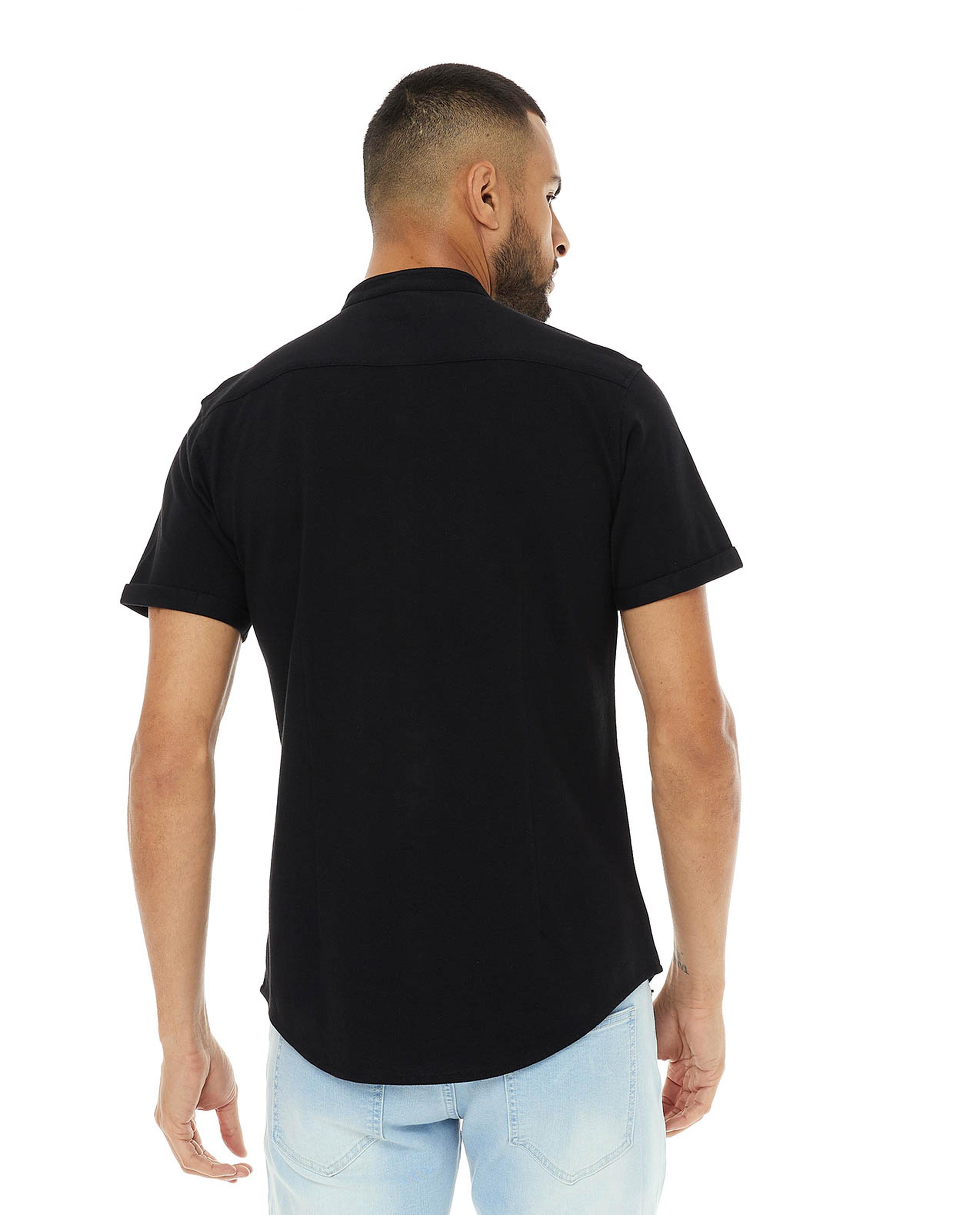 تيشيرت بياقة ماندرين وبأكمام قصيرة