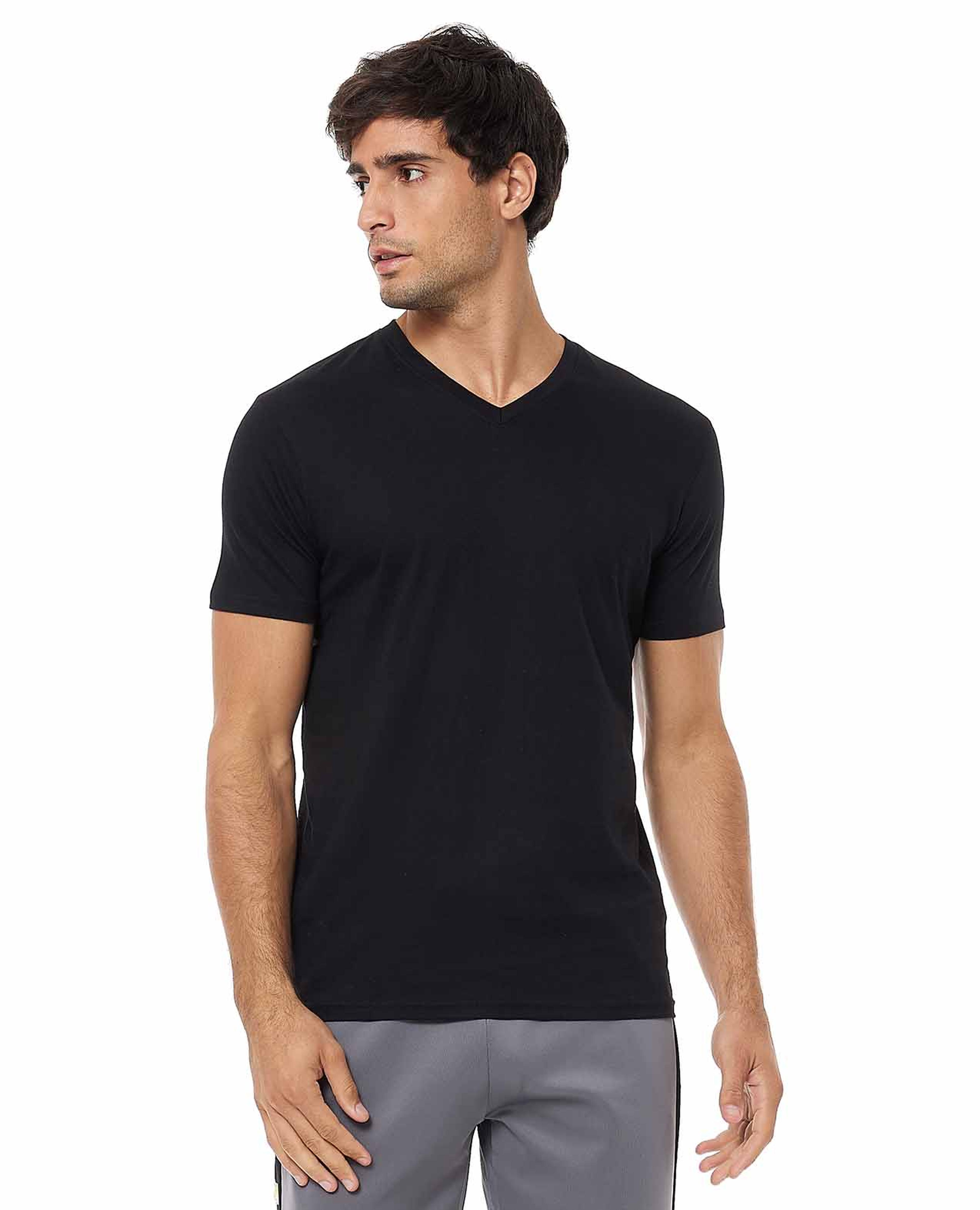 تيشيرت بياقة V  وأكمام قصيرة