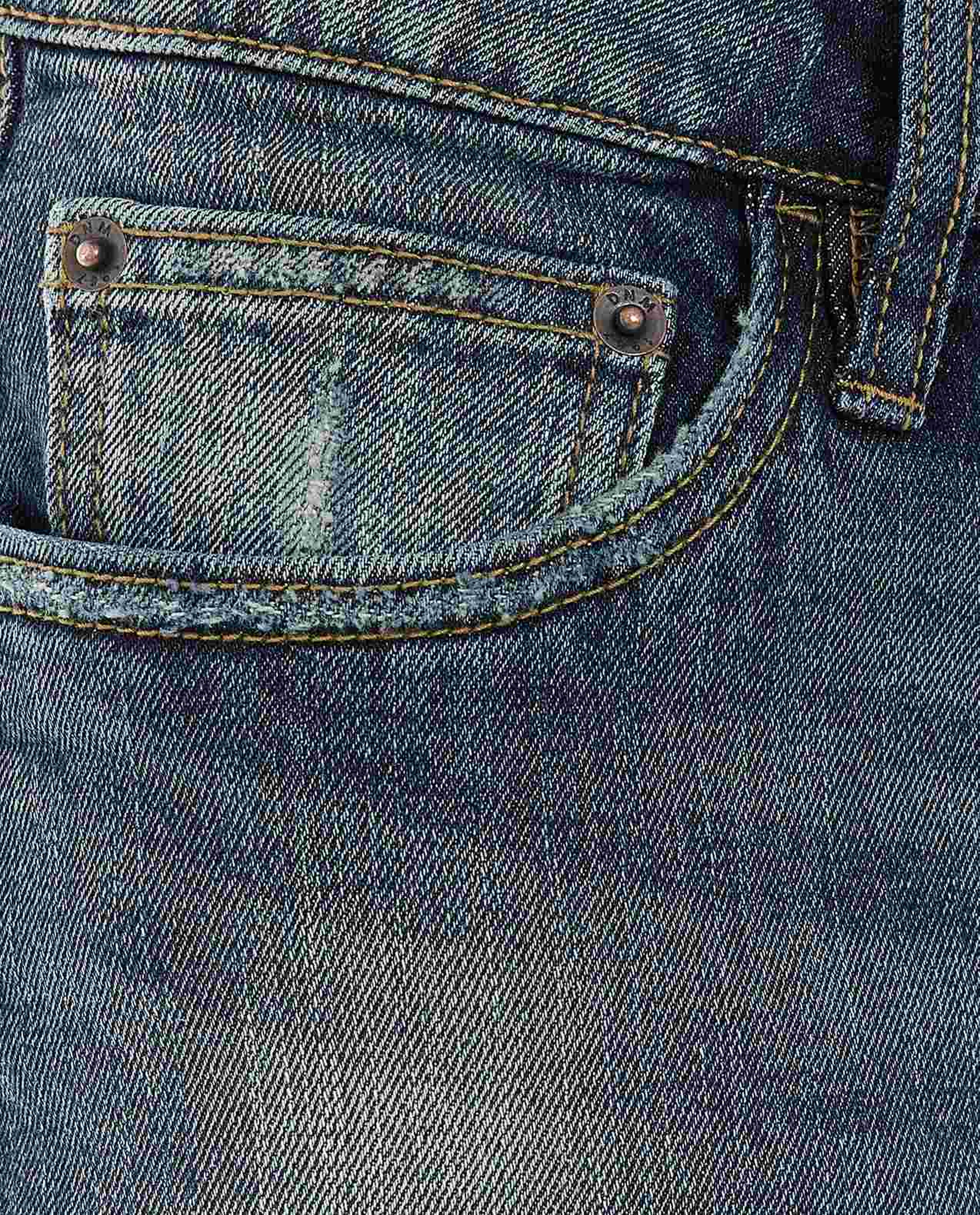 بنطلون جينز ممزق بأزرار