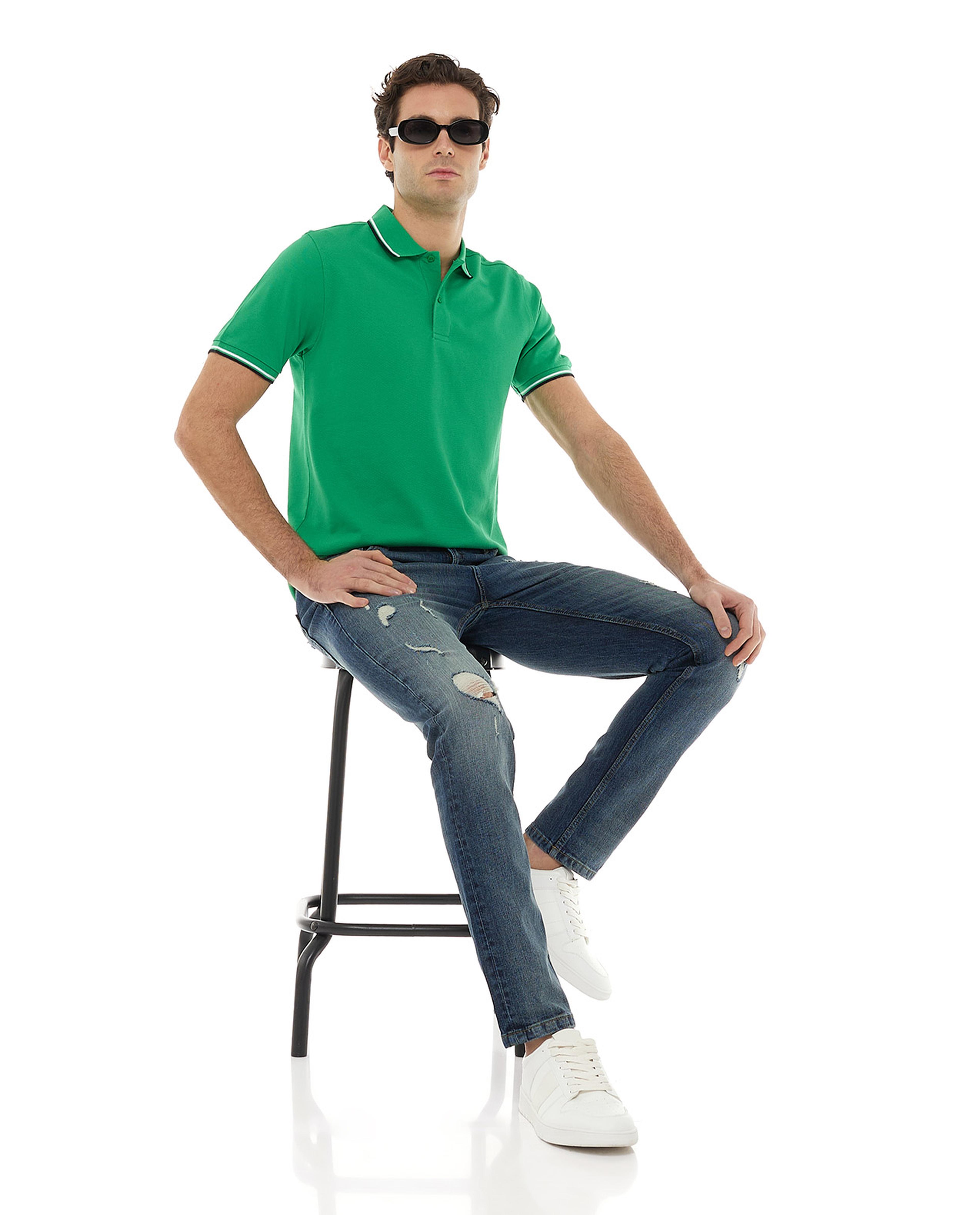 بنطلون جينز ممزق بأزرار