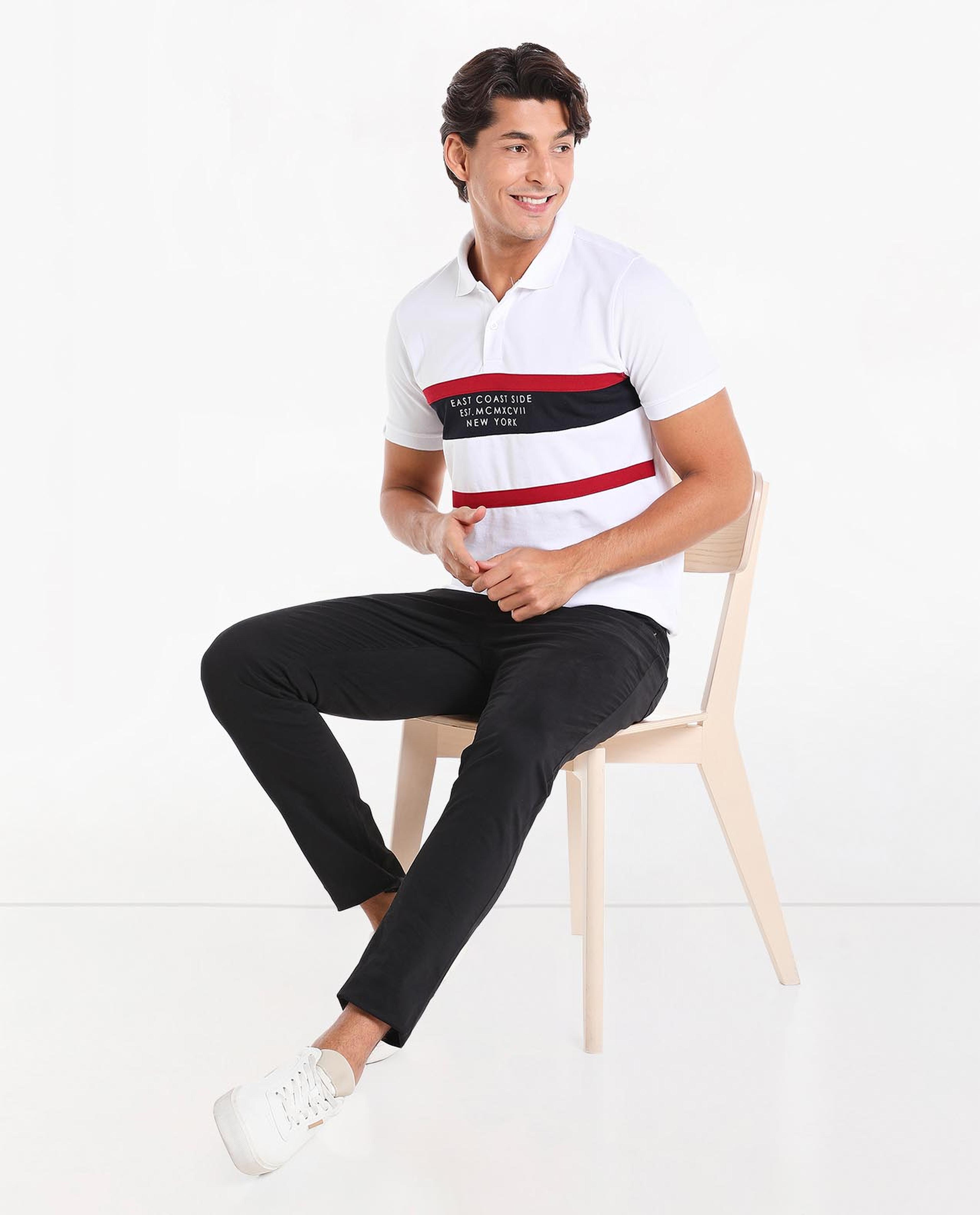 تيشيرت بطبعة و بياقة بولو و بأكمام قصيرة