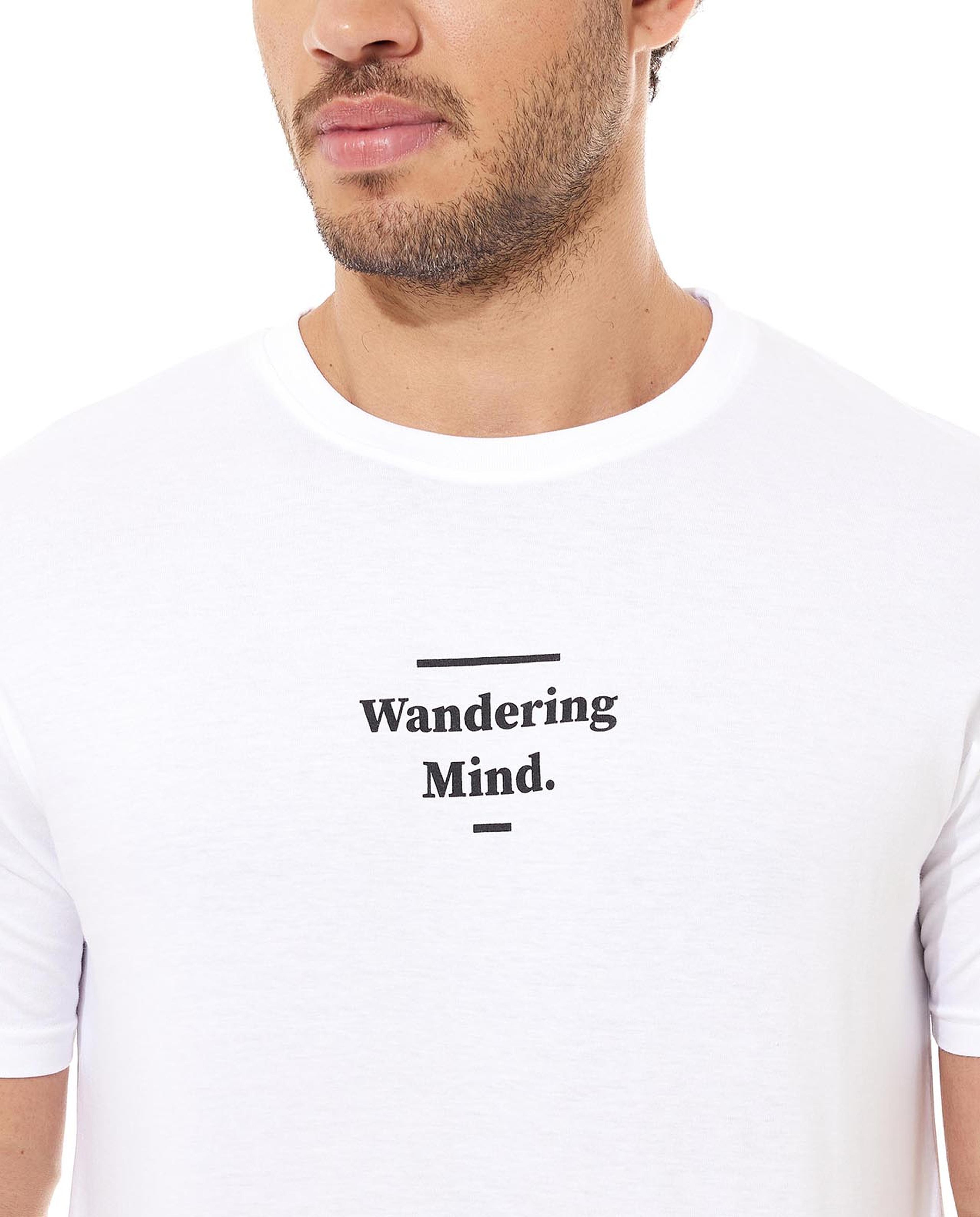 تيشيرت بياقة دائرية وأكمام قصيرة وبطبعة