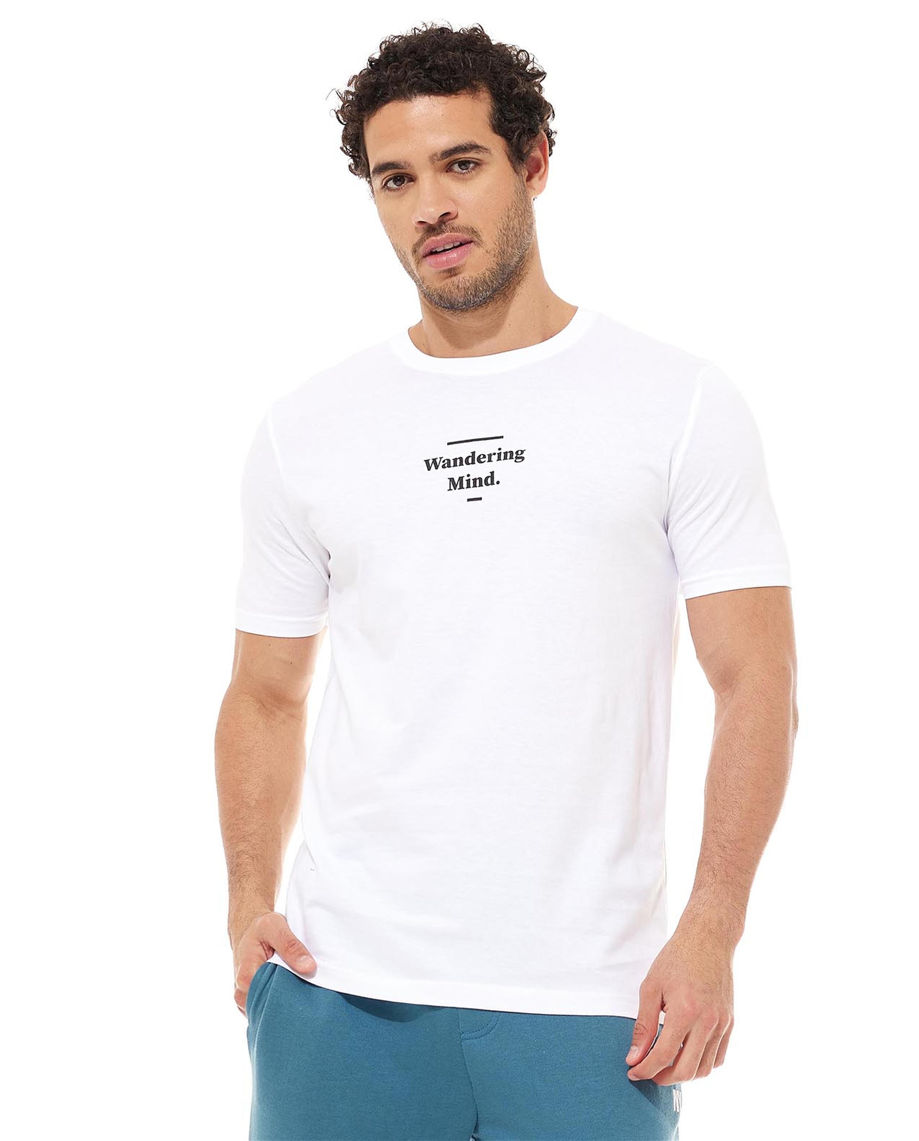 تيشيرت بياقة دائرية وأكمام قصيرة وبطبعة