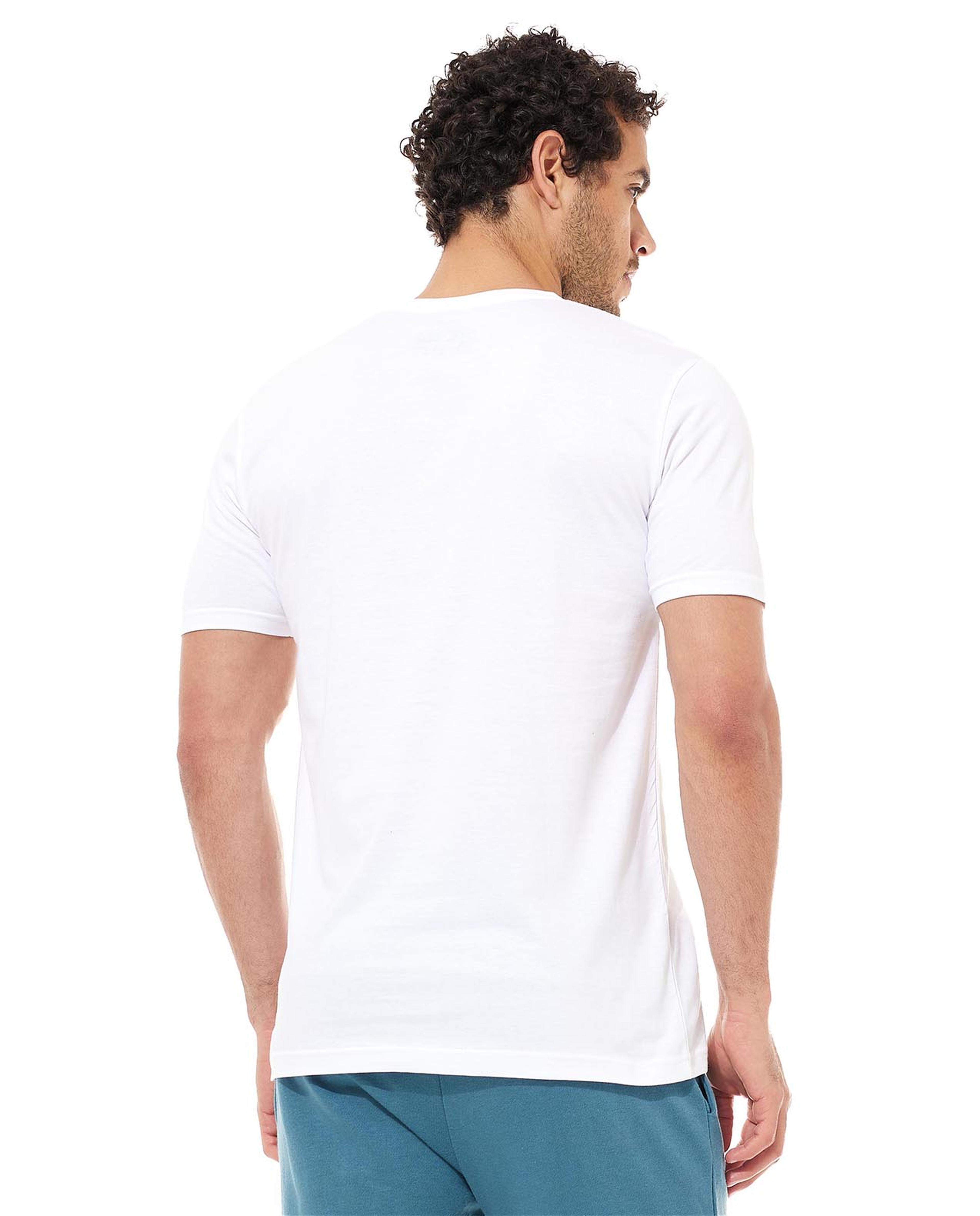 تيشيرت بياقة دائرية وأكمام قصيرة وبطبعة