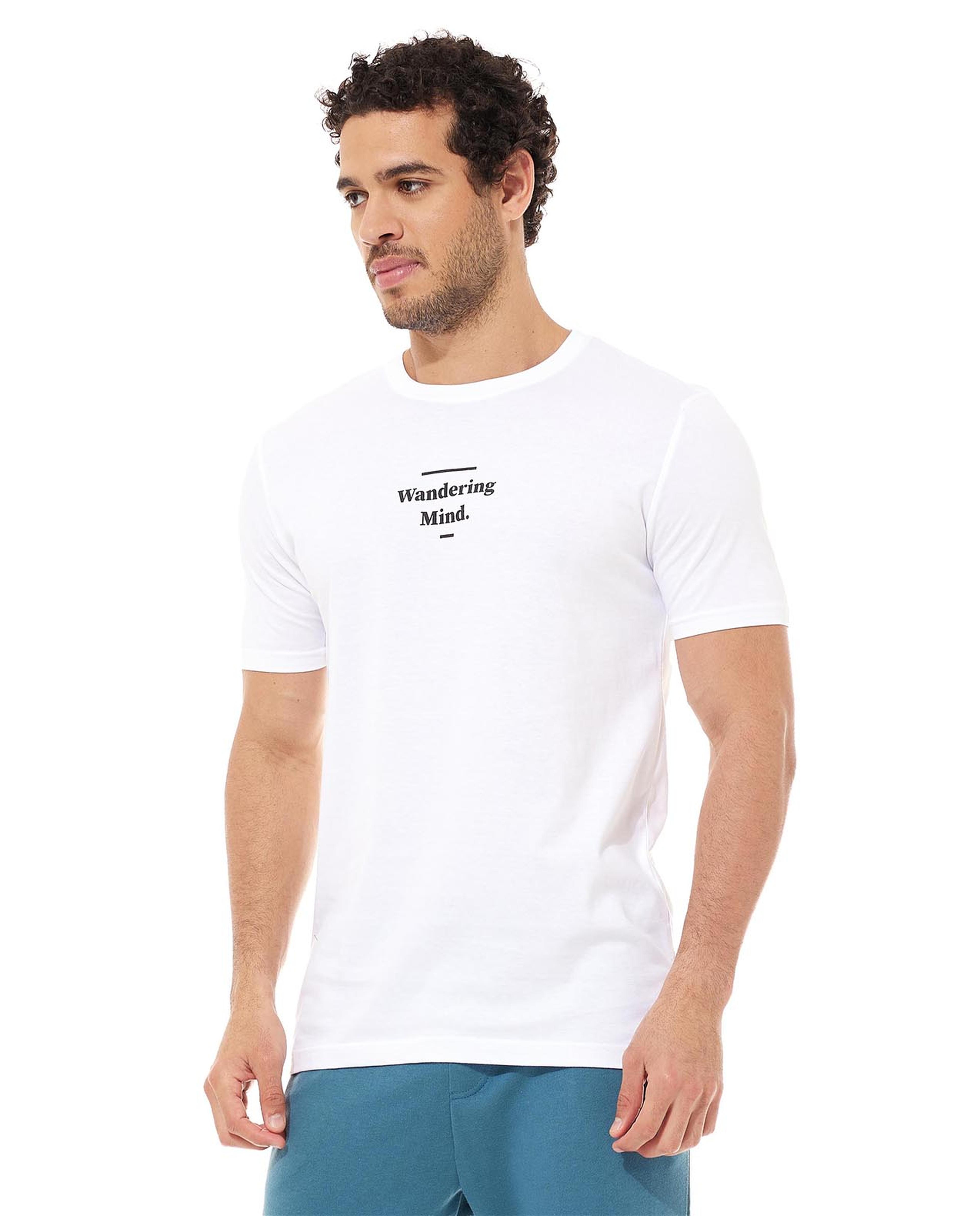 تيشيرت بياقة دائرية وأكمام قصيرة وبطبعة