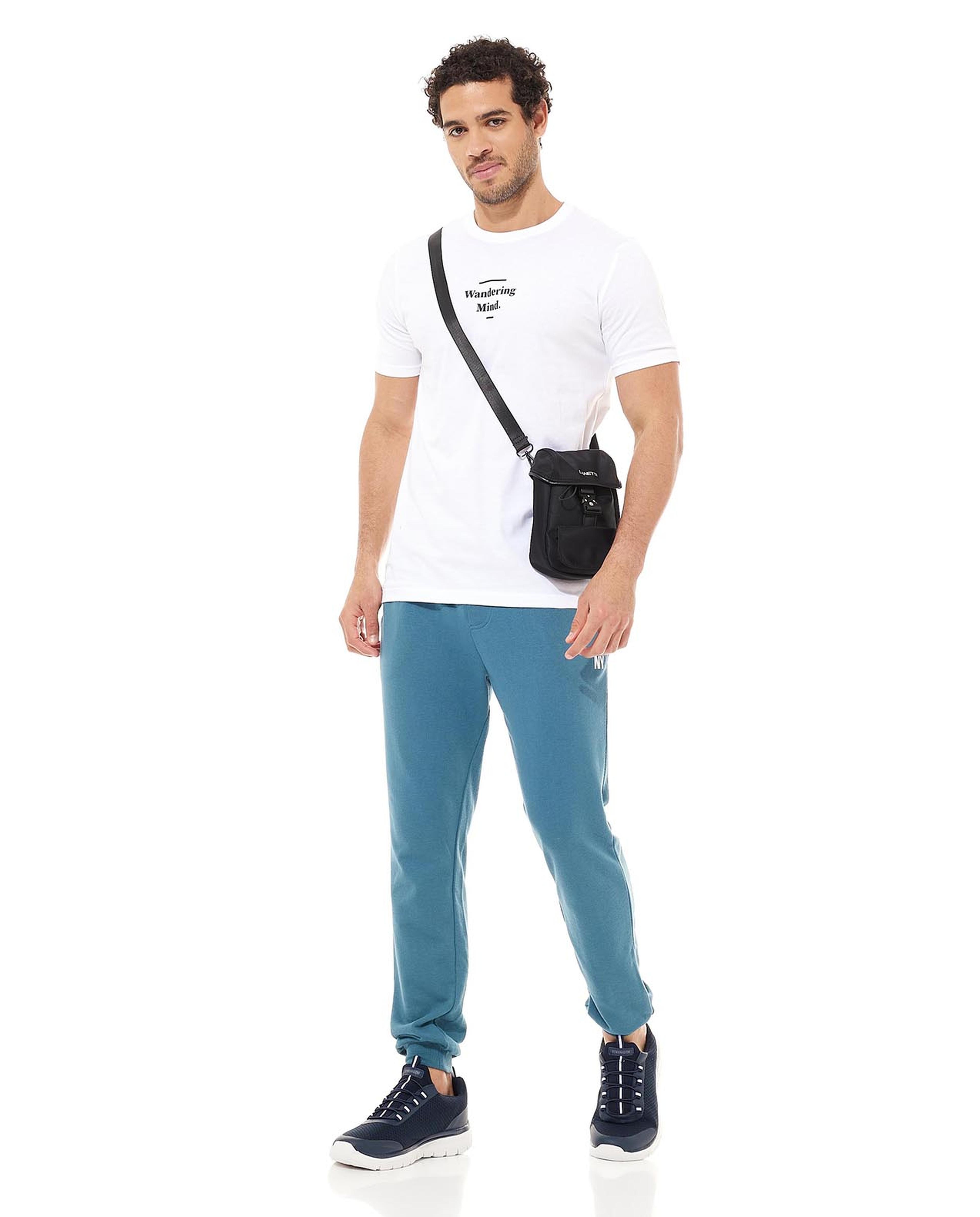 تيشيرت بياقة دائرية وأكمام قصيرة وبطبعة