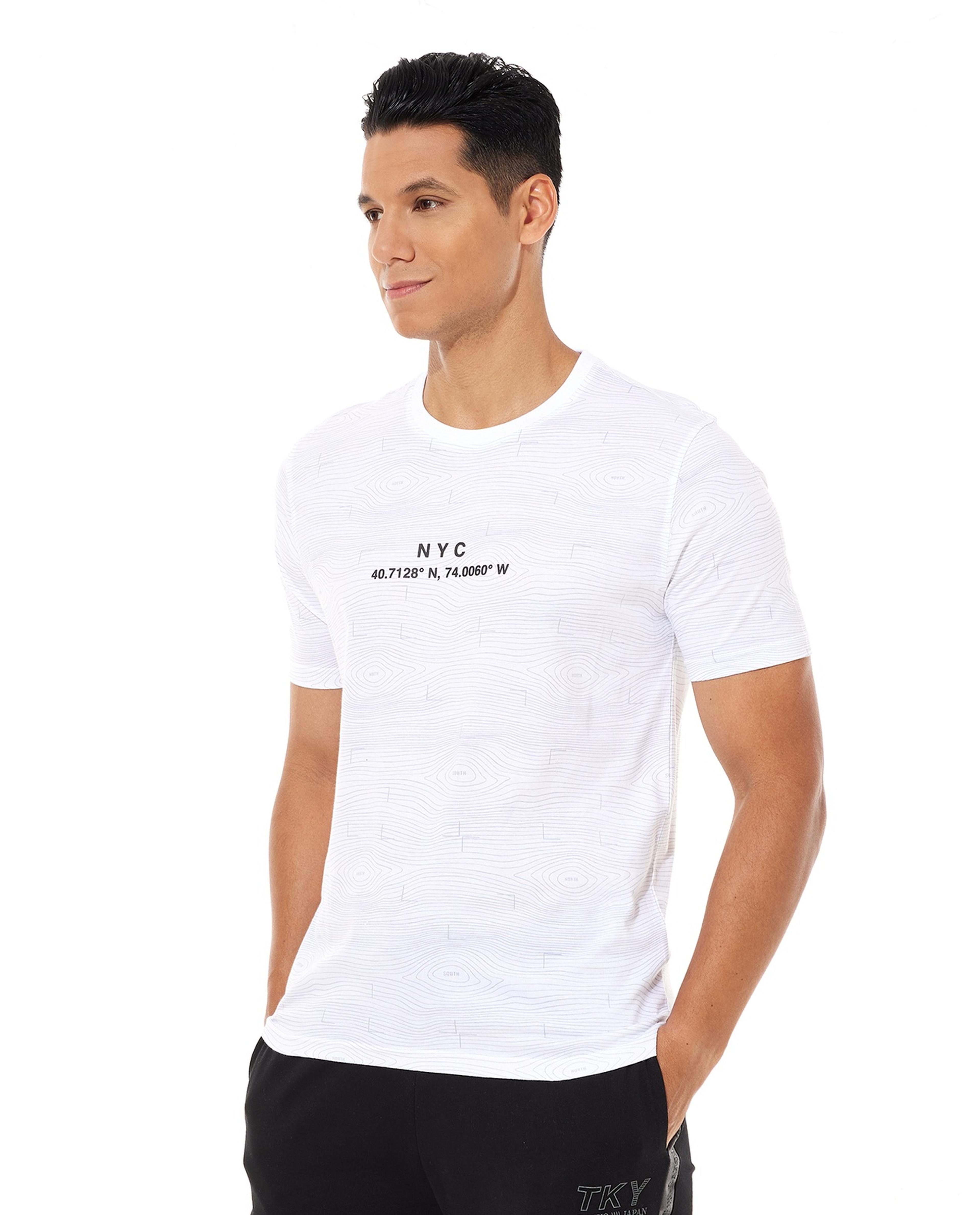 تيشيرت بياقة مستديرة وأكمام قصيرة بطبعة