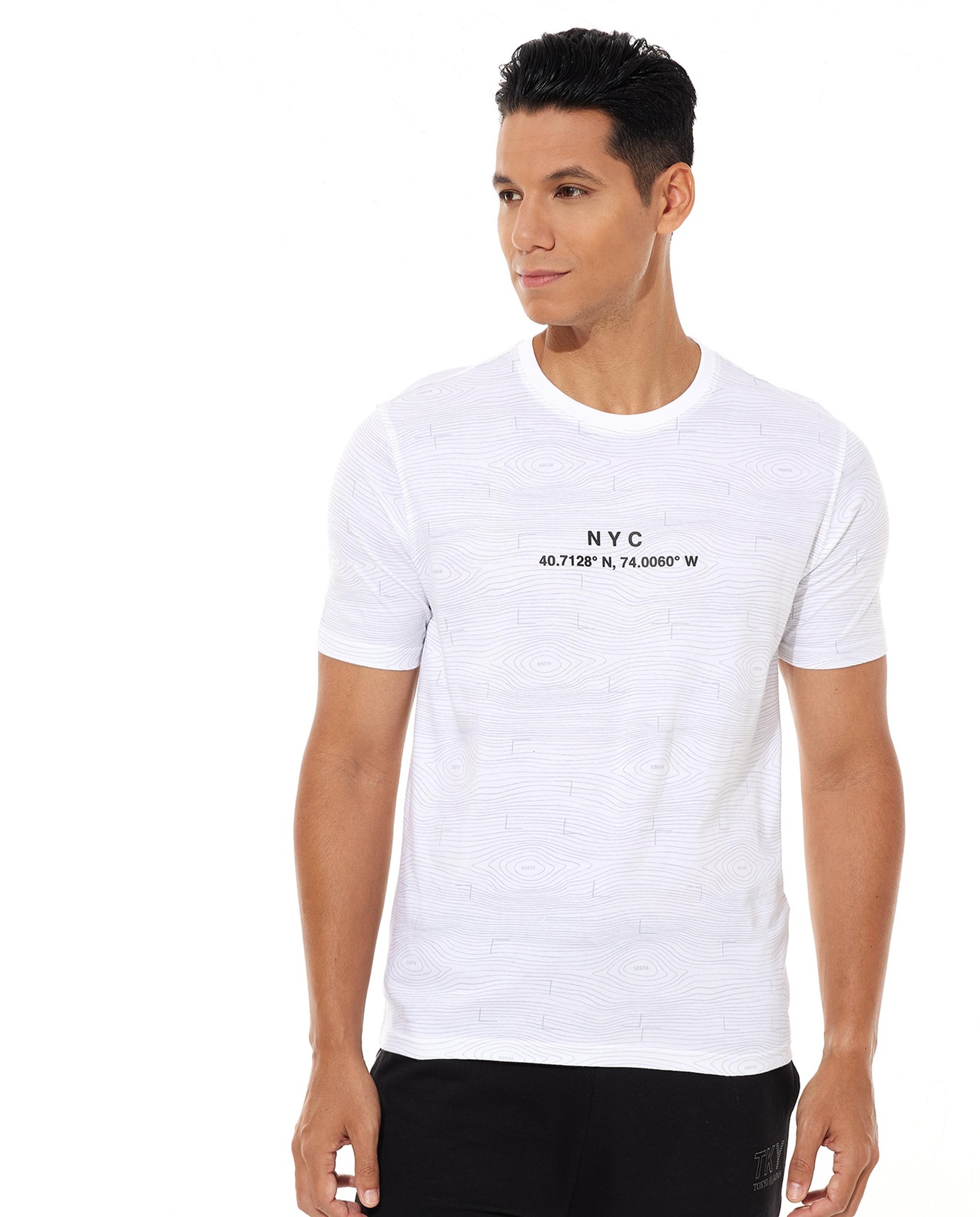 تيشيرت بياقة مستديرة وأكمام قصيرة بطبعة