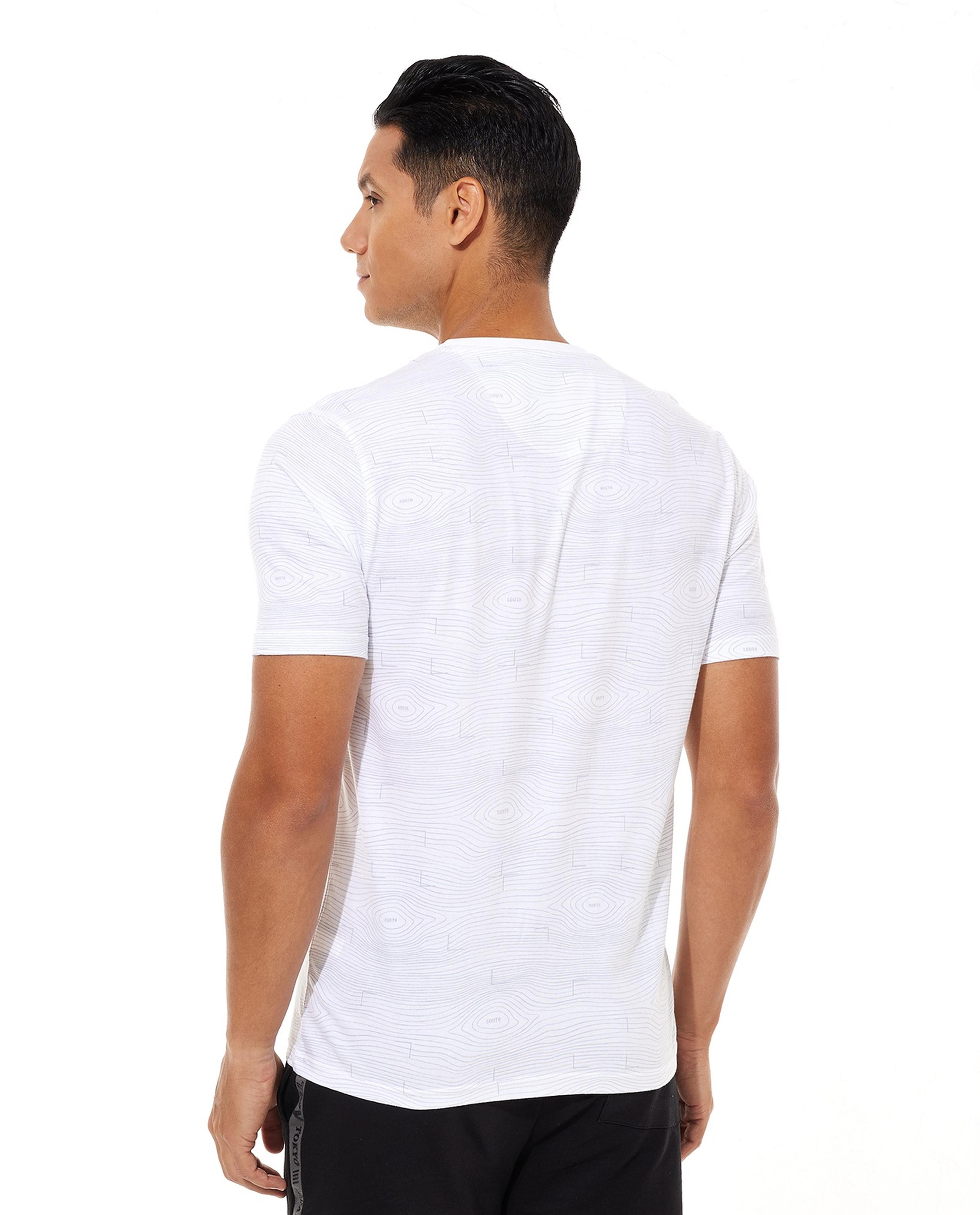 تيشيرت بياقة مستديرة وأكمام قصيرة بطبعة