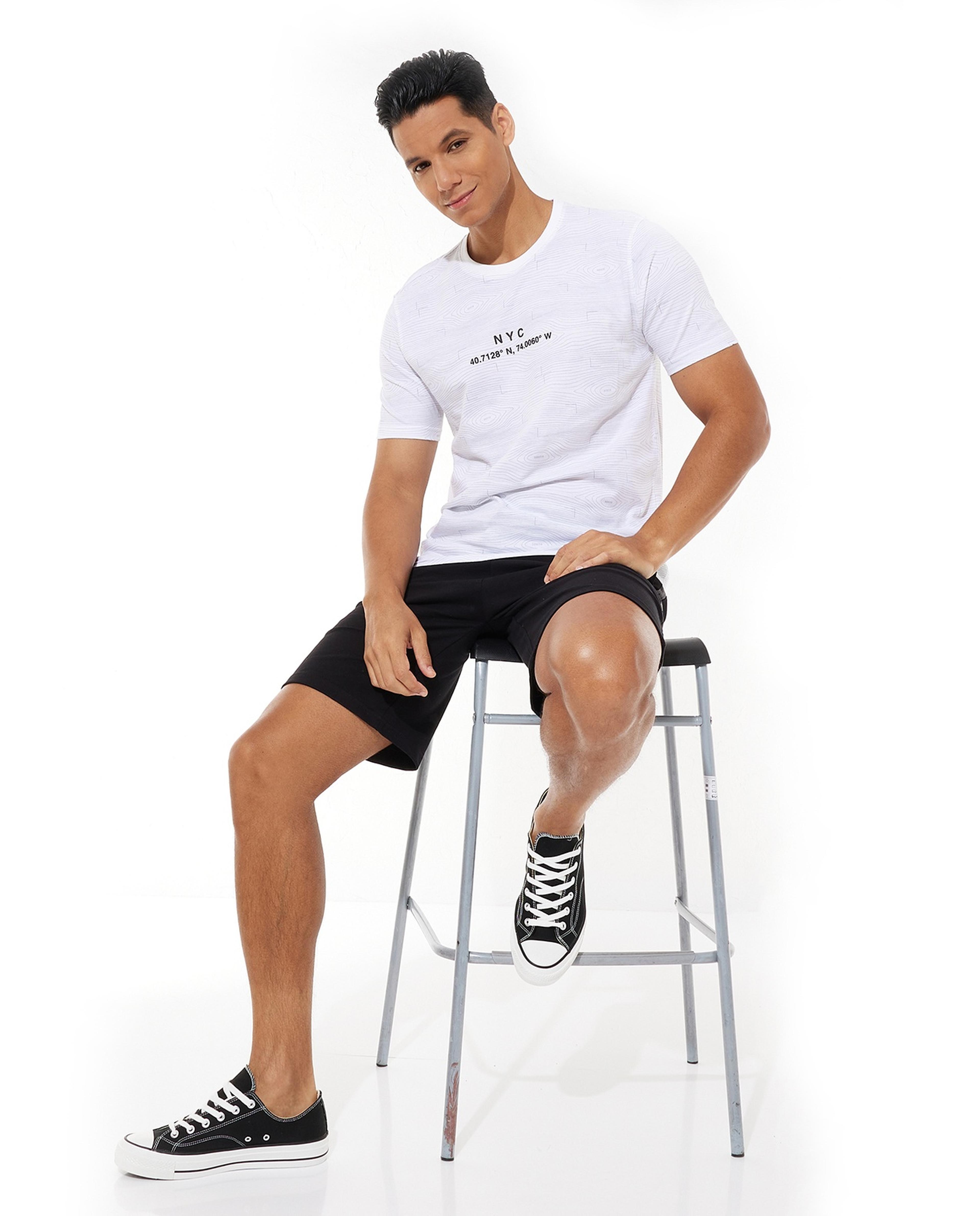 تيشيرت بياقة مستديرة وأكمام قصيرة بطبعة