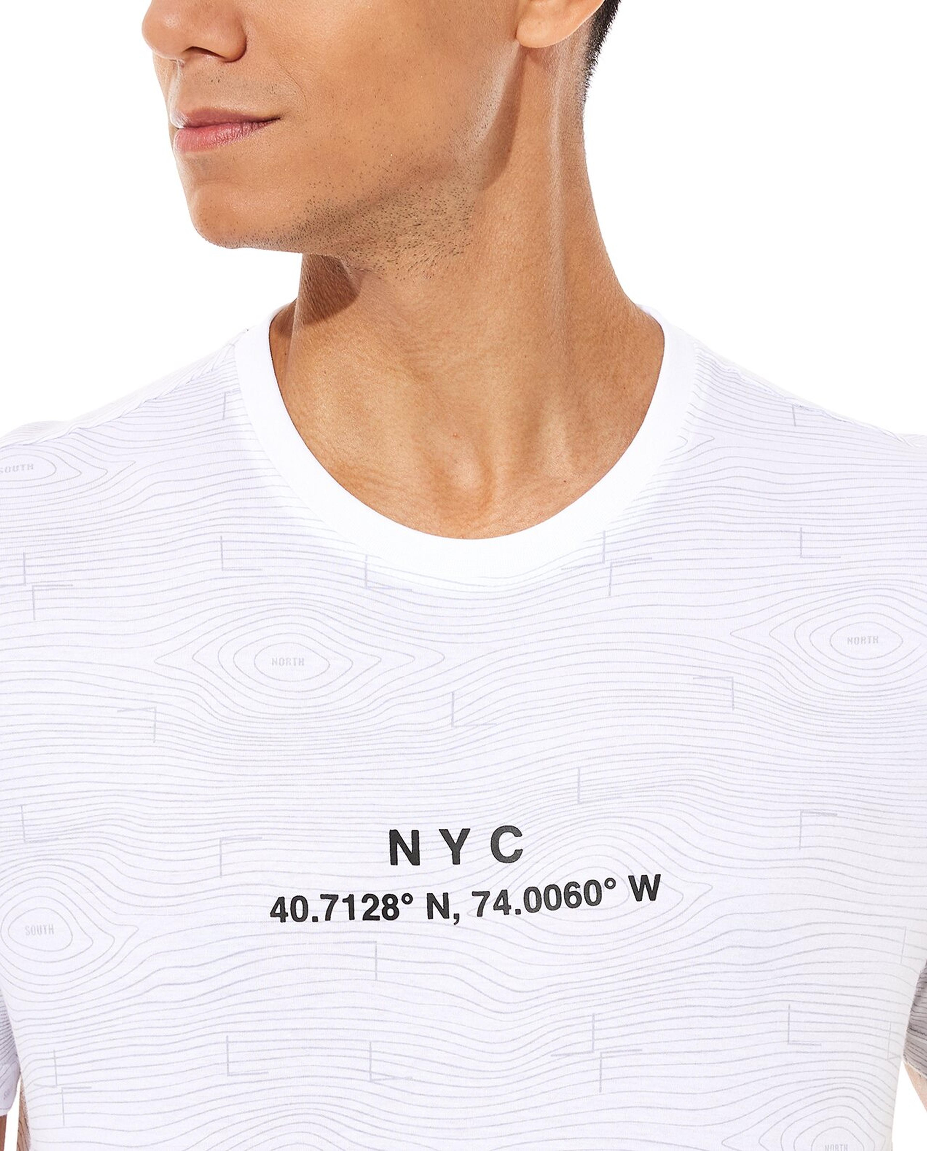 تيشيرت بياقة مستديرة وأكمام قصيرة بطبعة