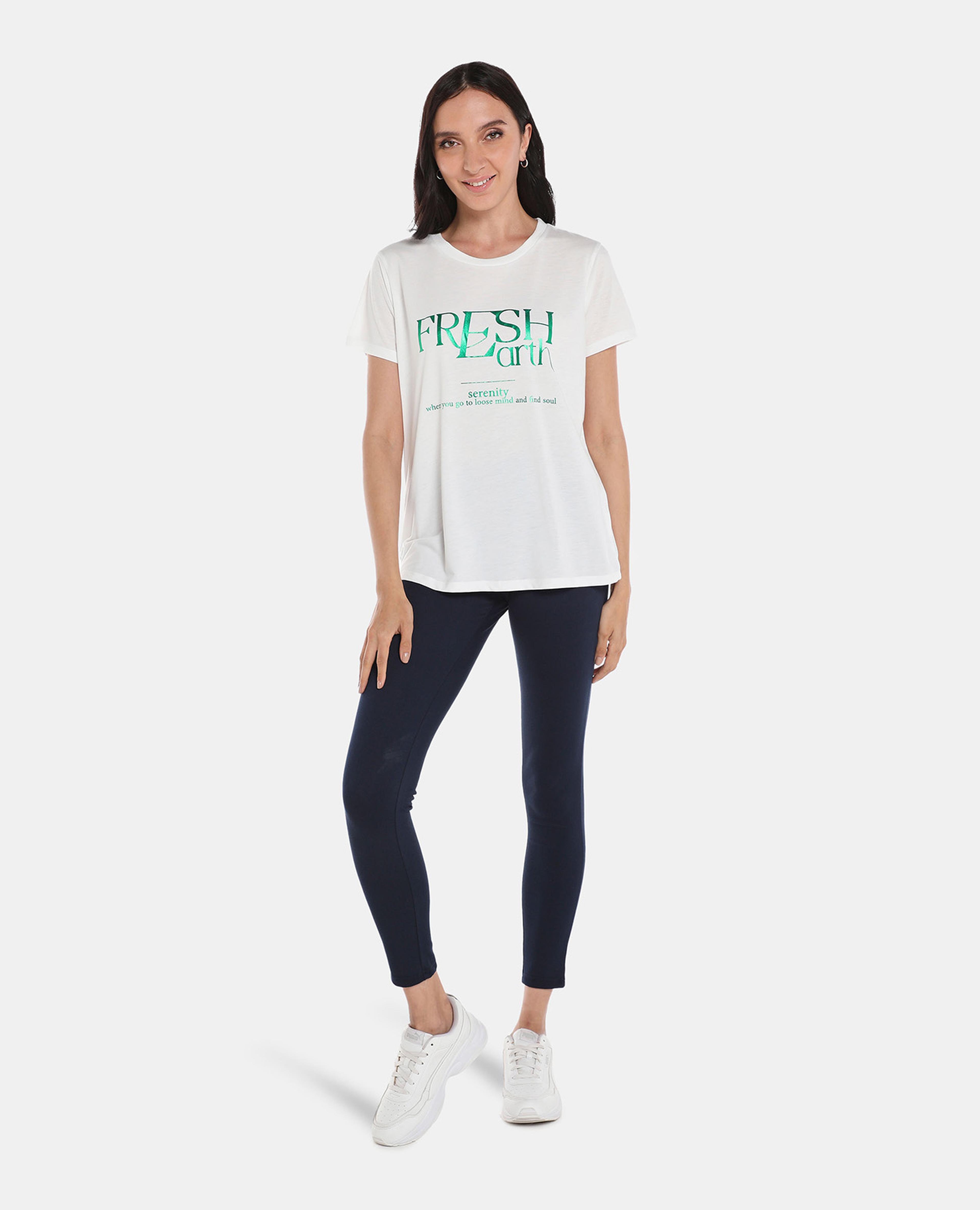 توب بقصة عادية وطبعة من - أبيض