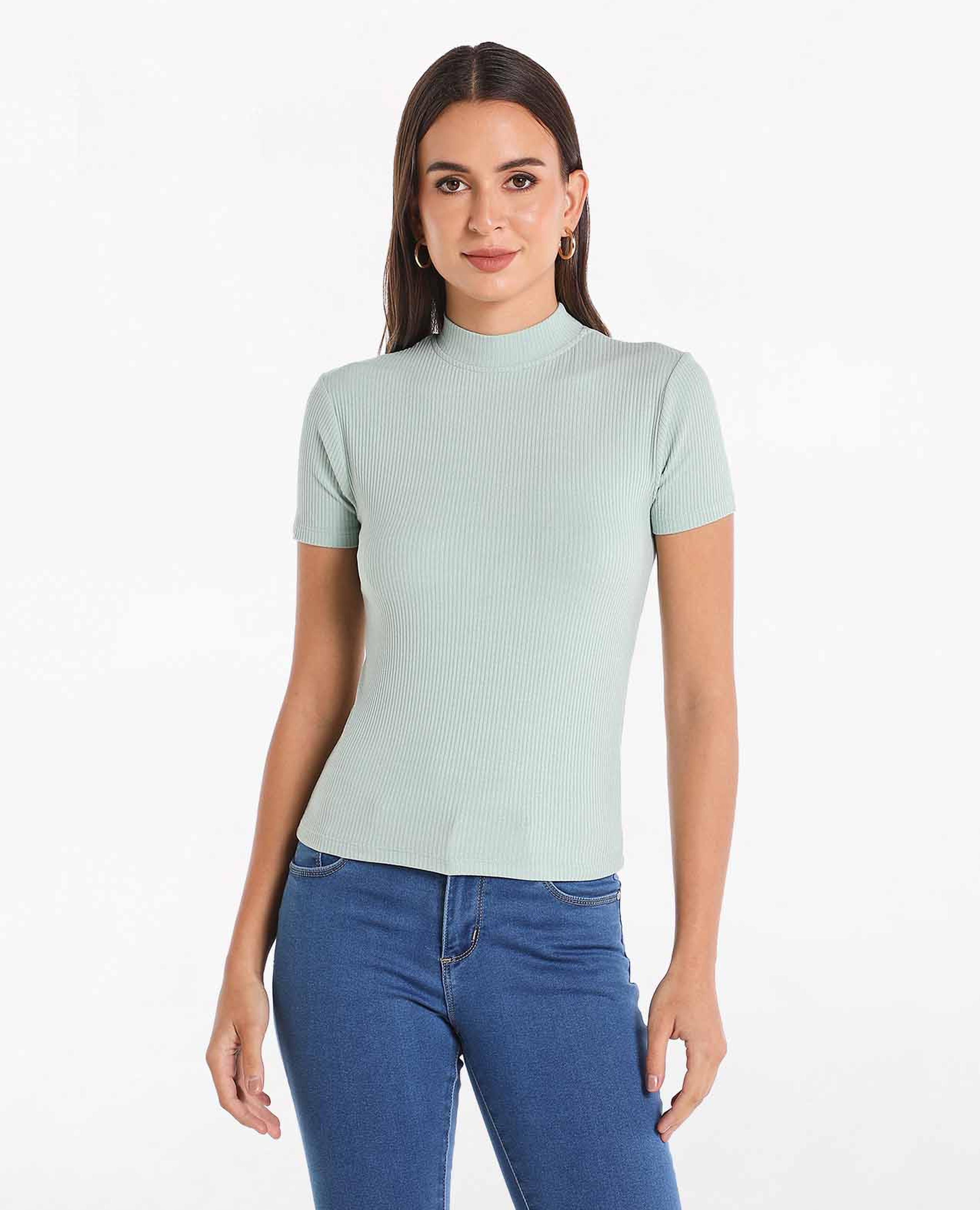 تيشيرت بقصة ضيقة وياقة وهمية