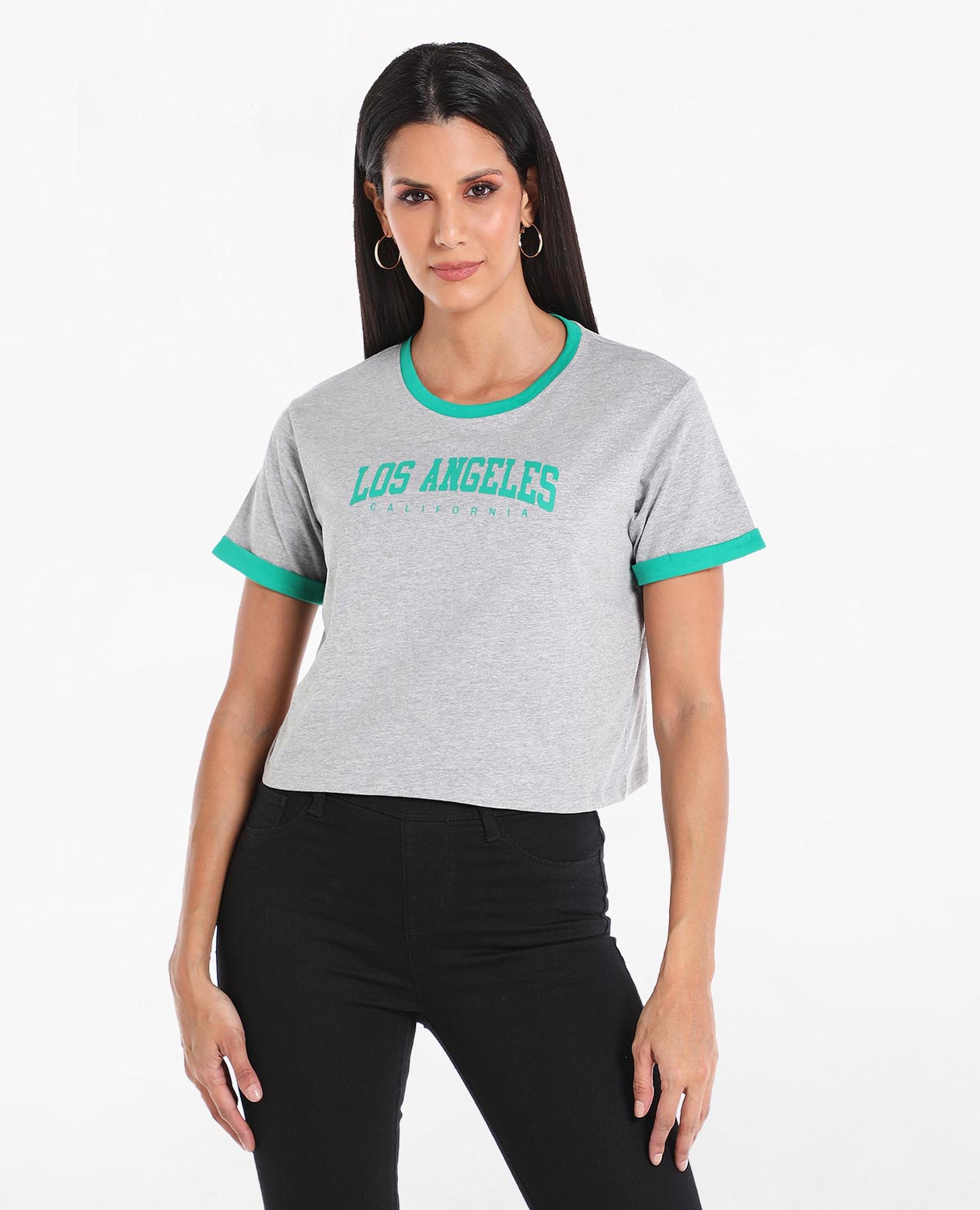 تيشيرت قصير بياقة مستديرة وأكمام قصيرة بطبعة