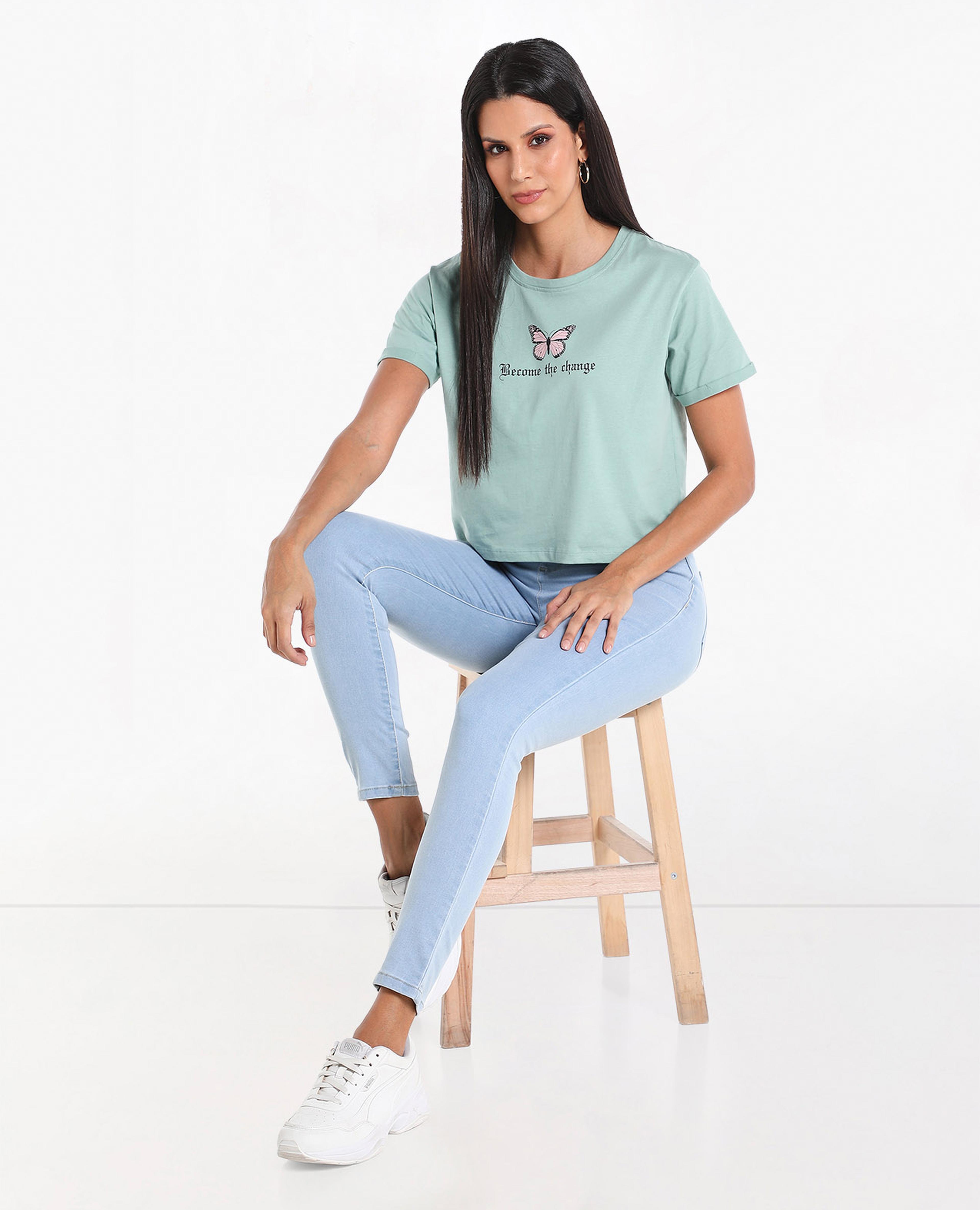 تيشيرت قصير بياقة مستديرة وأكمام قصيرة بطبعة