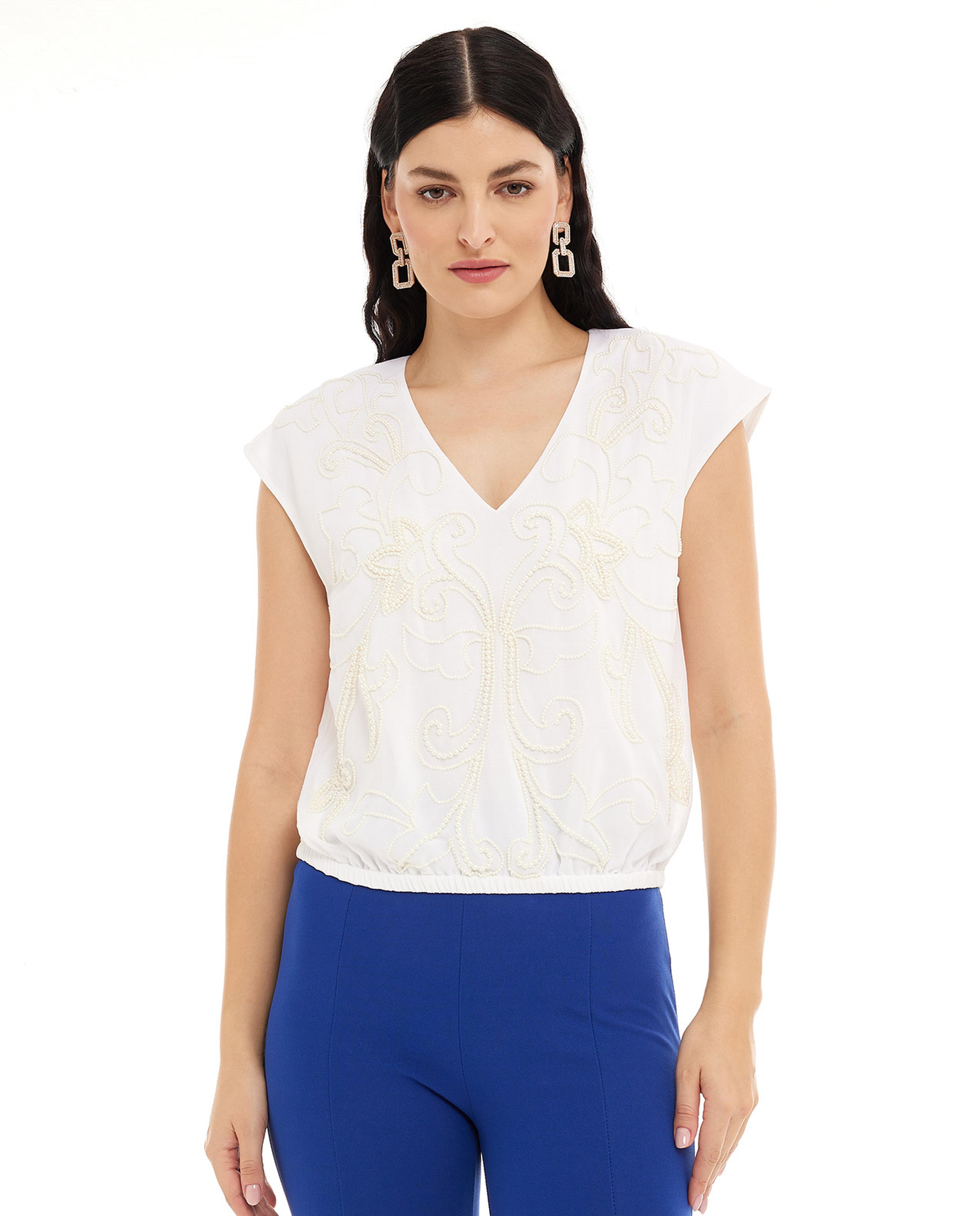 توب مطرز على الكتف برقبة على شكل حرف V