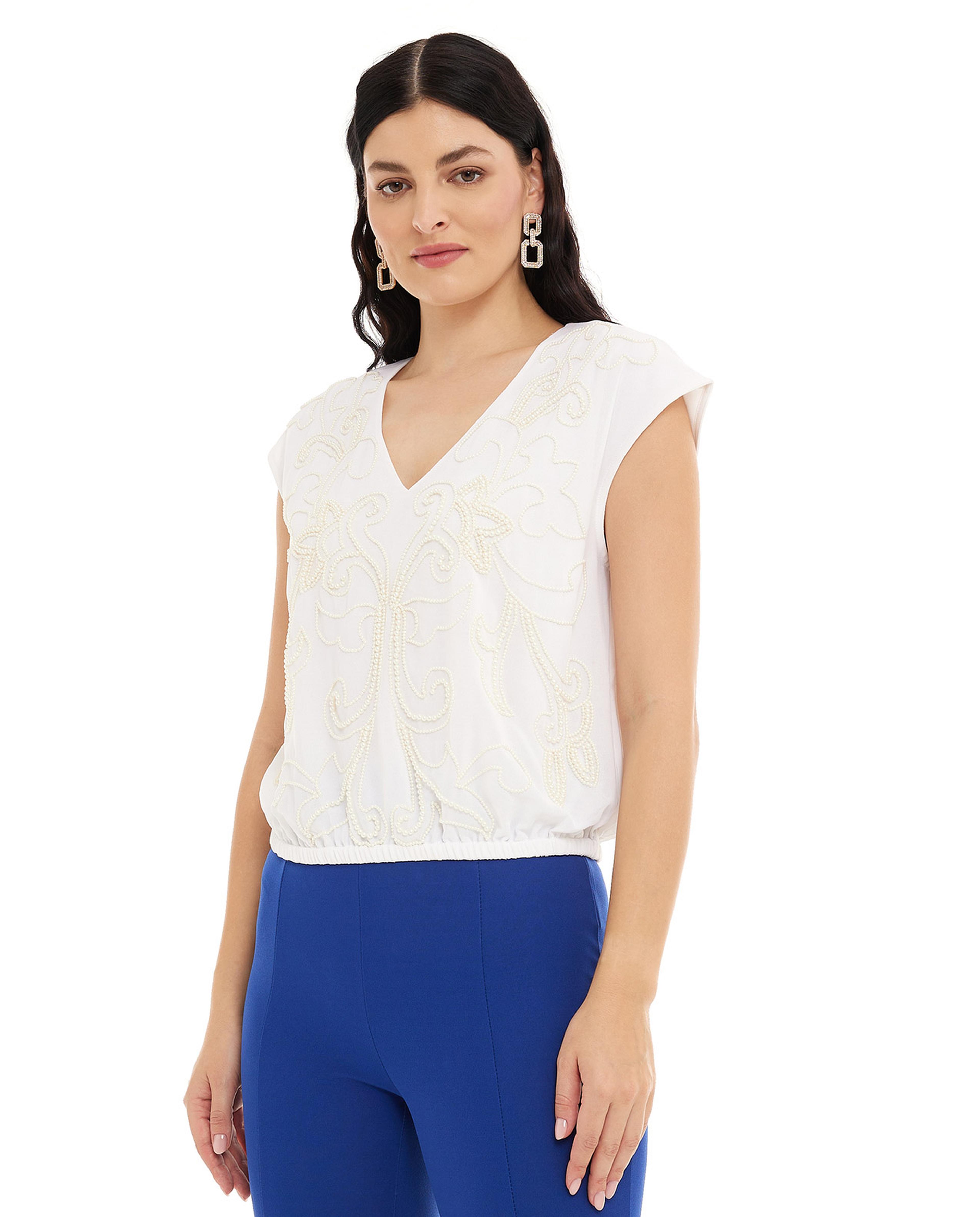 توب مطرز على الكتف برقبة على شكل حرف V